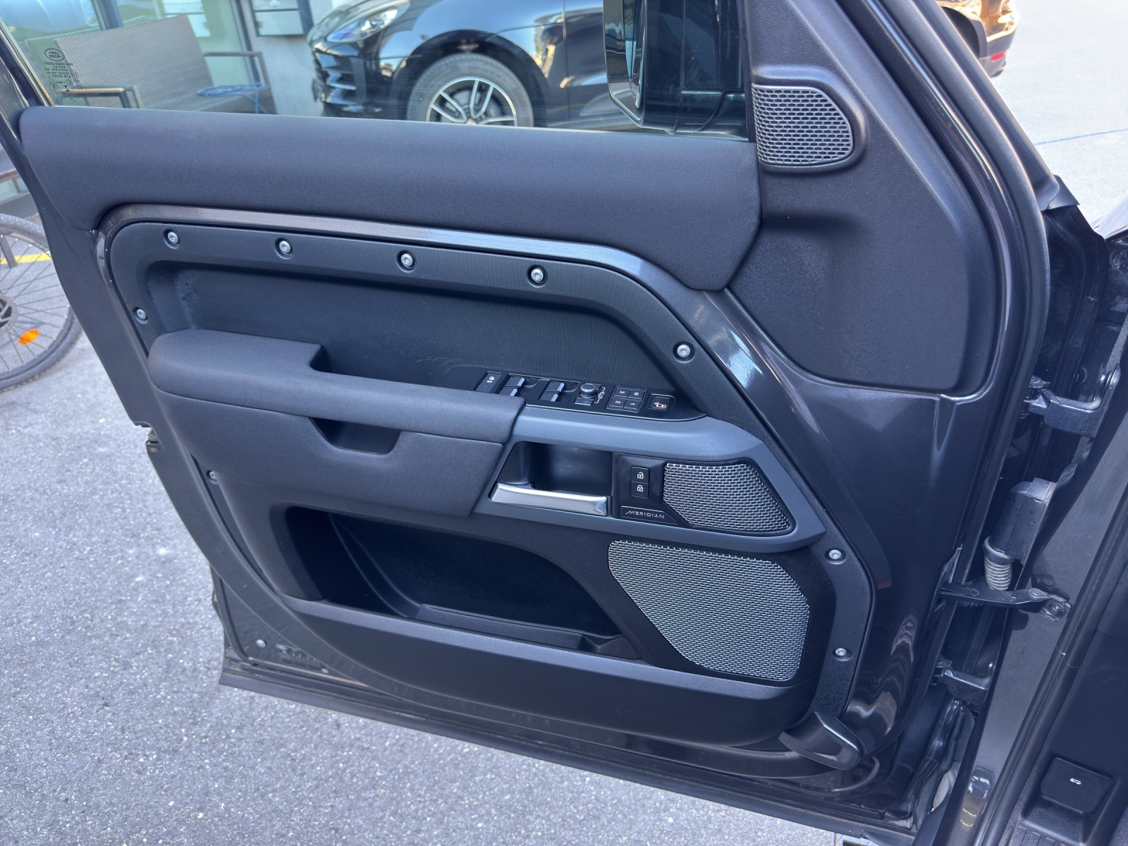LAND ROVER Defender 110 3.0 D I6 300 X-Dynamic SE AWD AT8-image-11