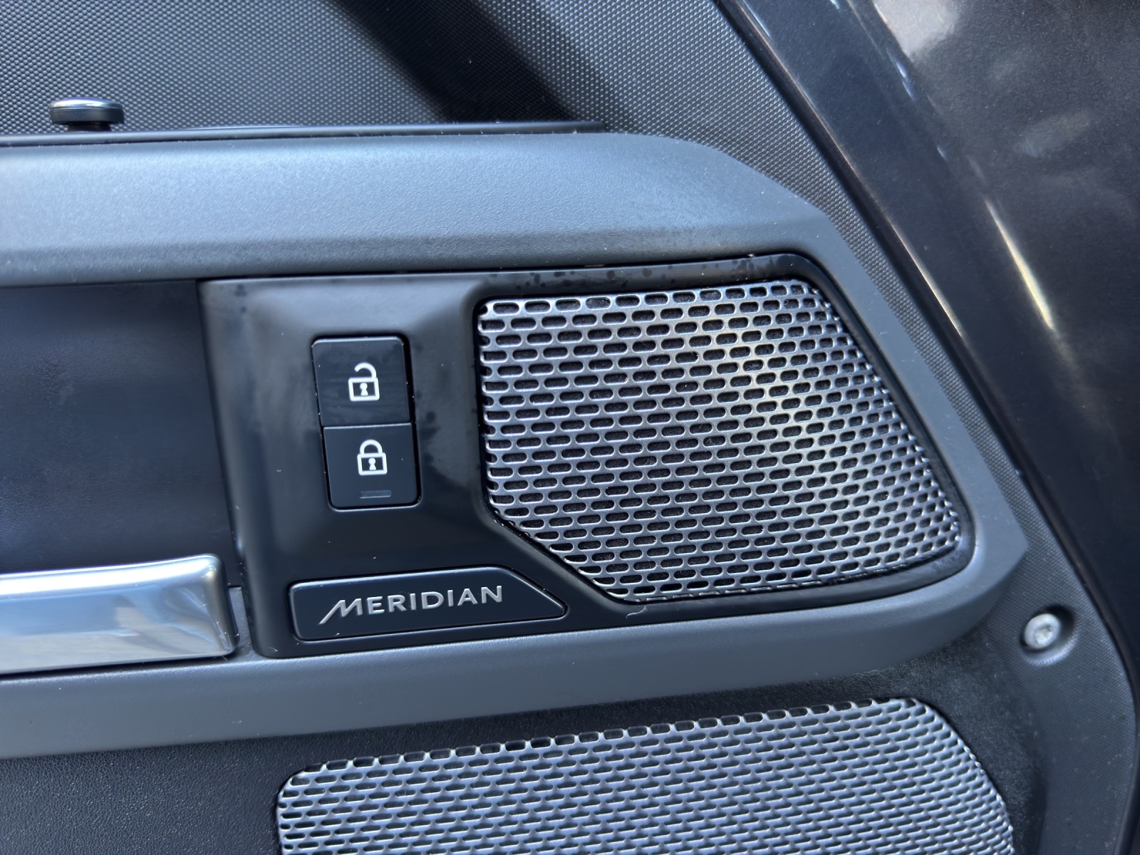 LAND ROVER Defender 110 3.0 D I6 300 X-Dynamic SE AWD AT8-image-21