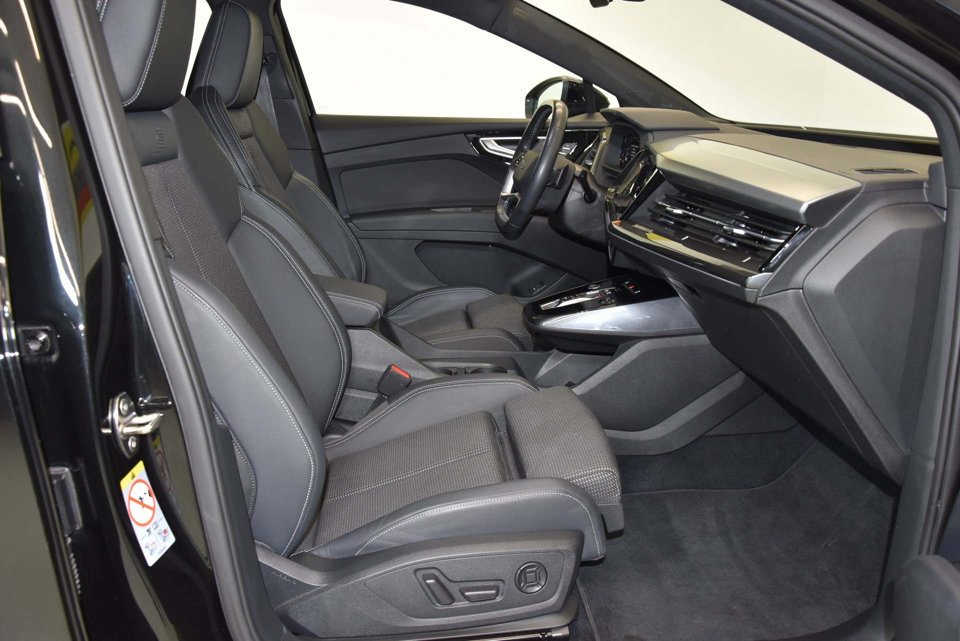AUDI Q4 Sportback e-tron 50 quattro-image-2