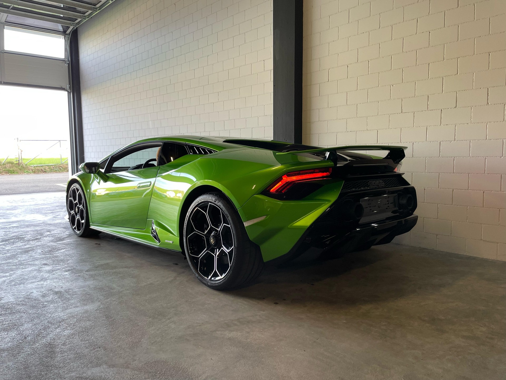 LAMBORGHINI Huracan TECNICA Coupé-image-1