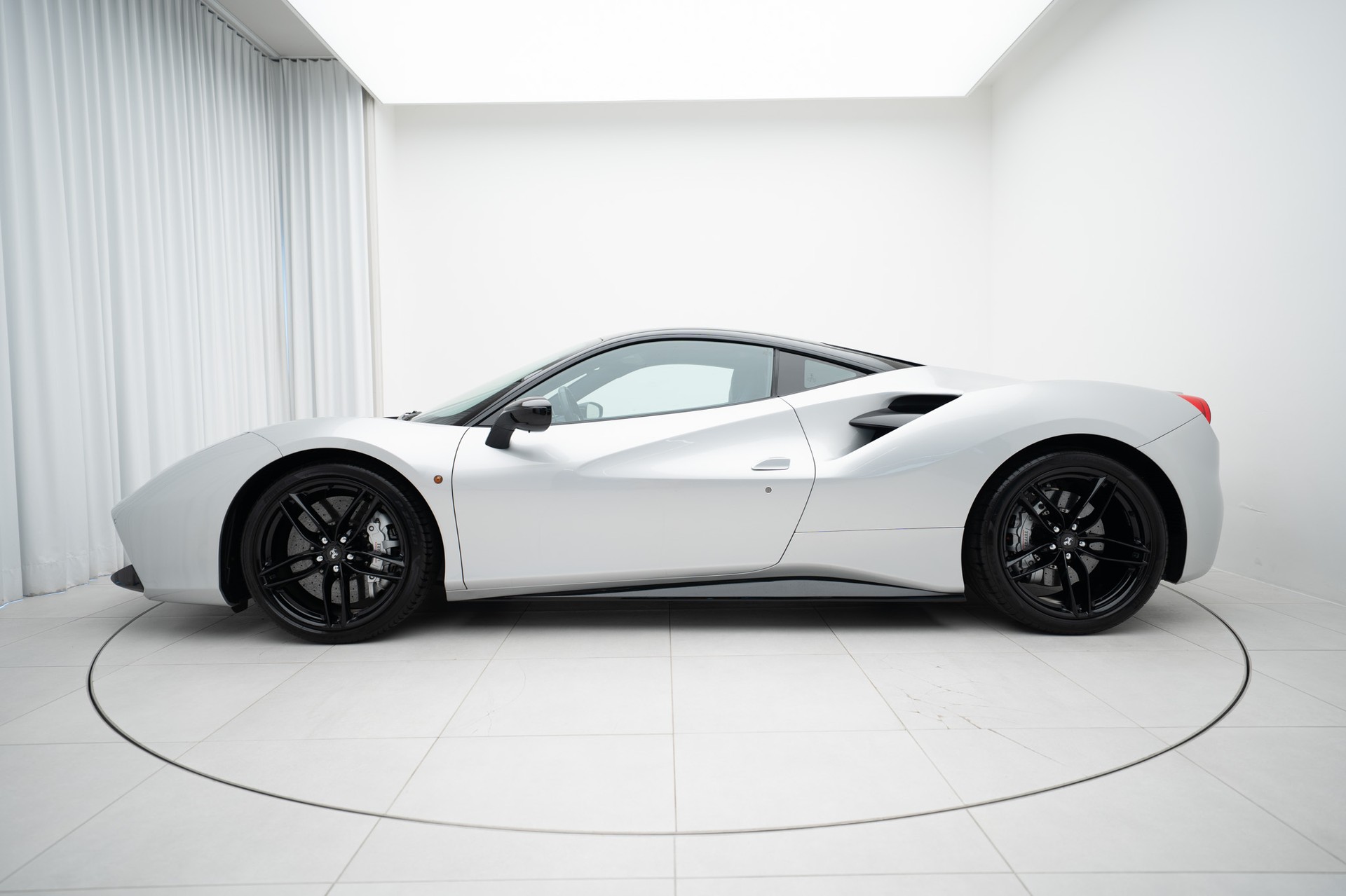 FERRARI 488 GTB 3.9 V8-showroom-element-2