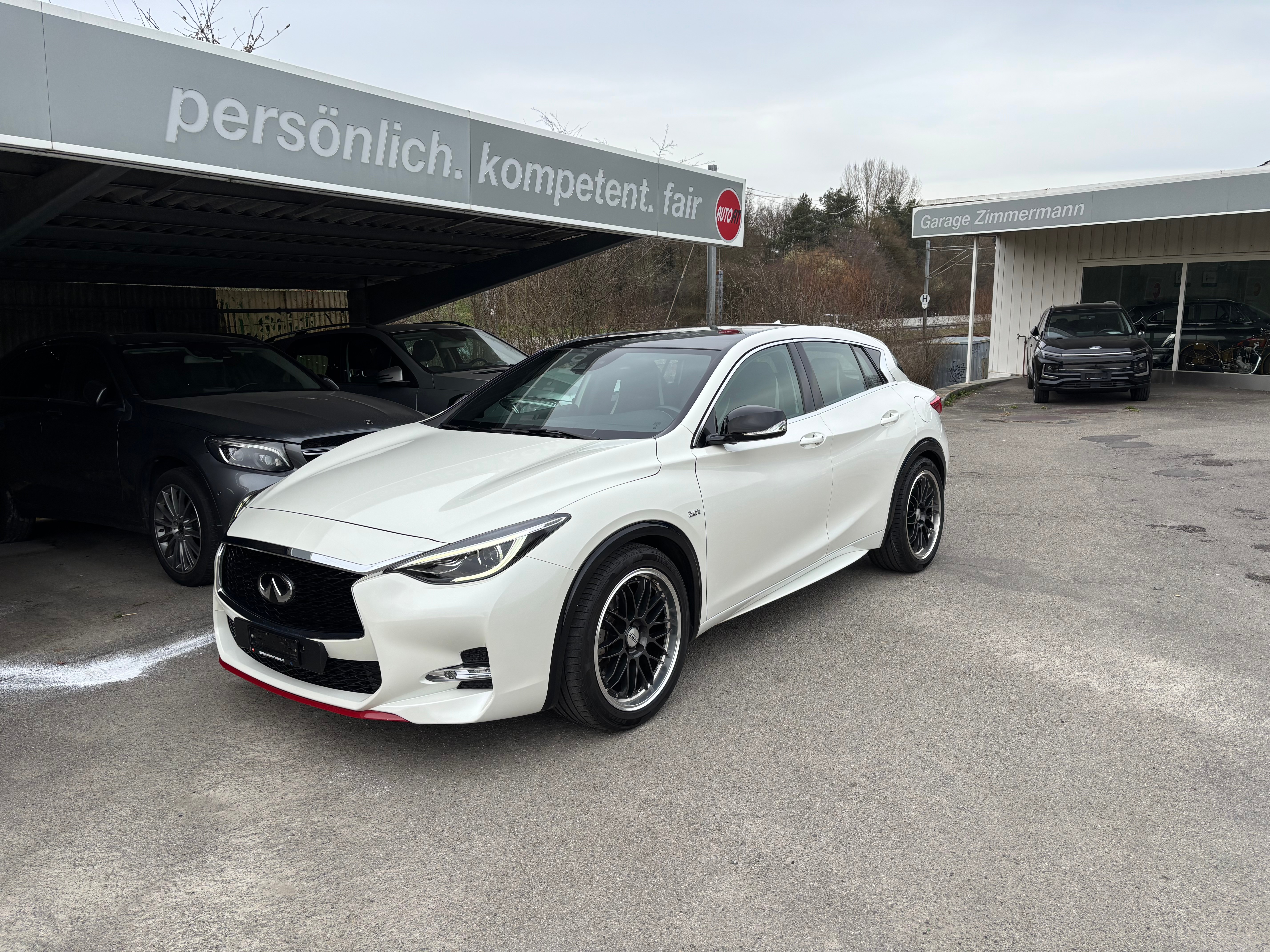INFINITI Q30 2.0t Sport (Limousine)