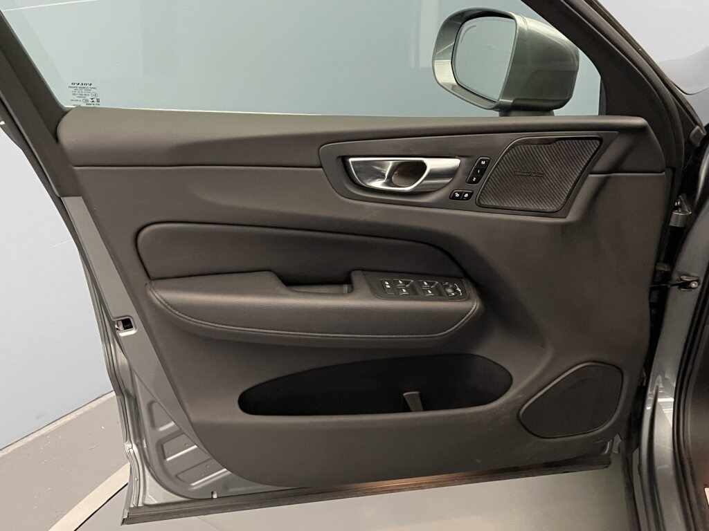 VOLVO XC60 2.0 B5 MH Inscription AWD-image-9