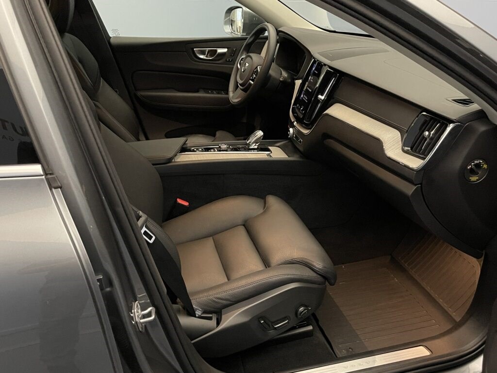 VOLVO XC60 2.0 B5 MH Inscription AWD-image-10
