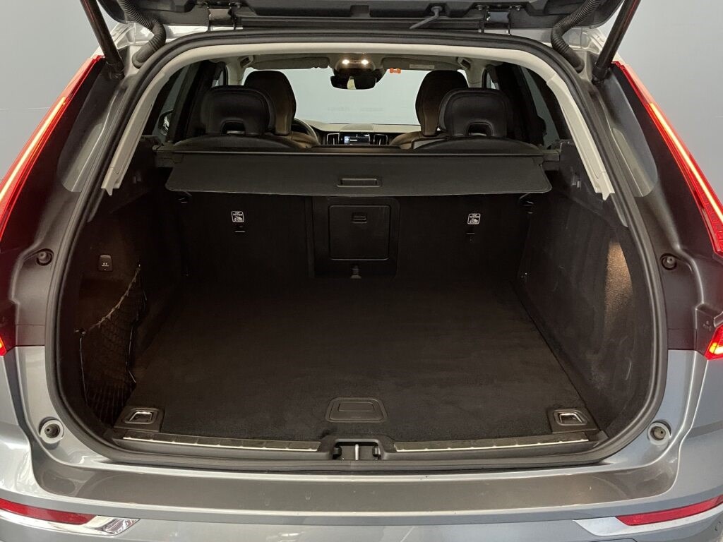 VOLVO XC60 2.0 B5 MH Inscription AWD-image-8
