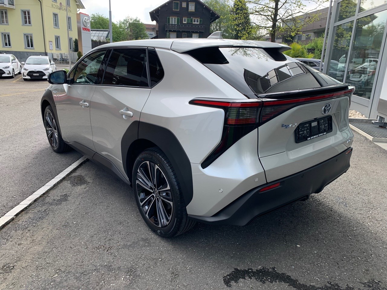 TOYOTA bZ4X Premium 71,4 kWh 4WD-image-2