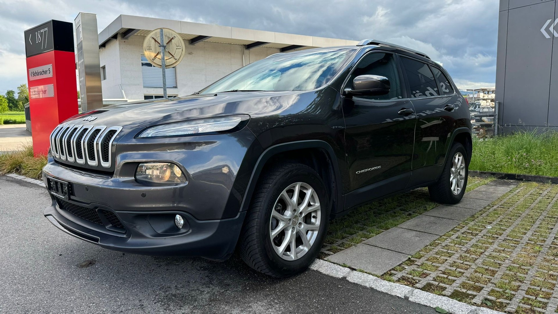 JEEP CHEROKEE-showroom-element-2