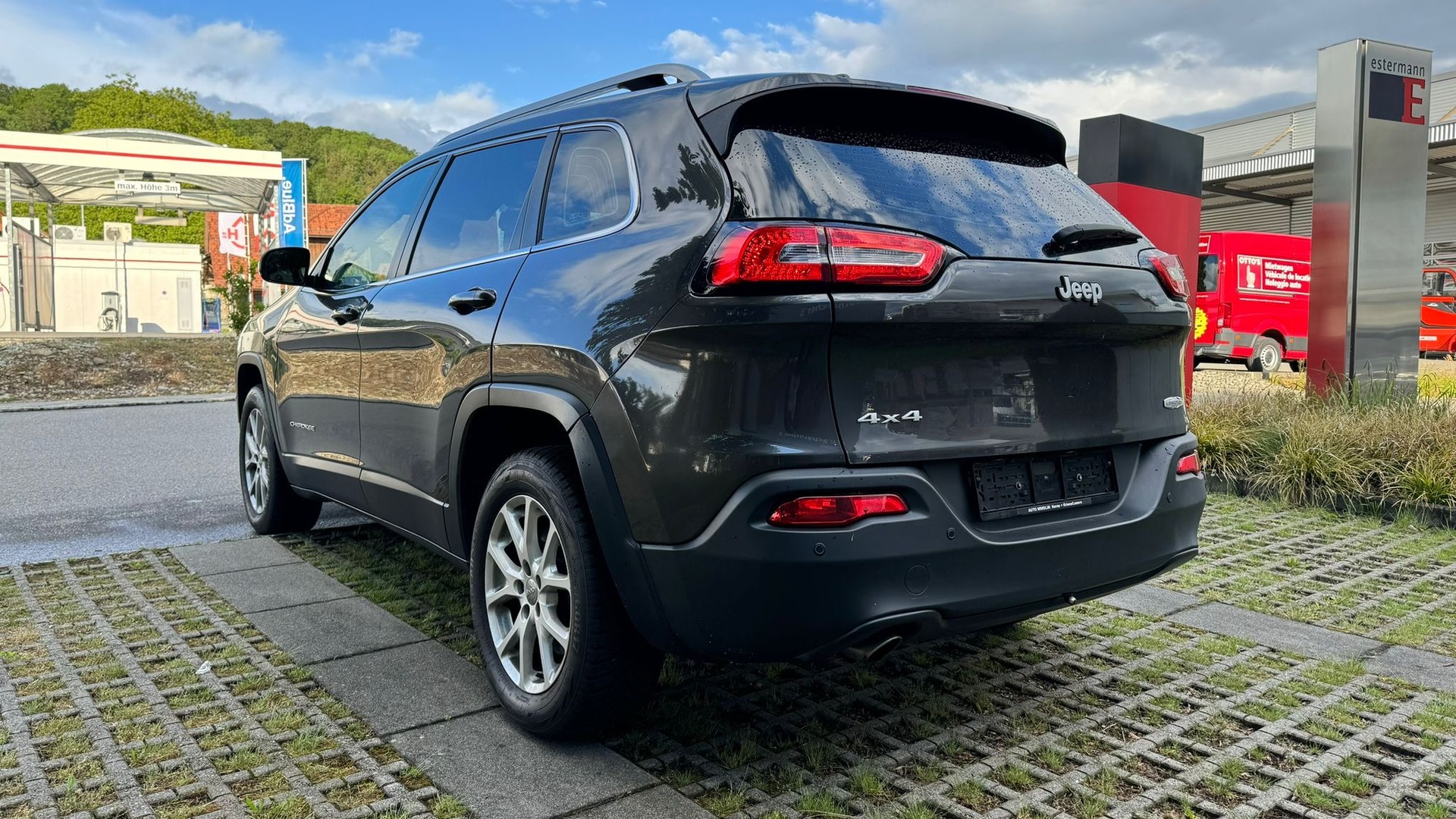 JEEP CHEROKEE-showroom-element-3