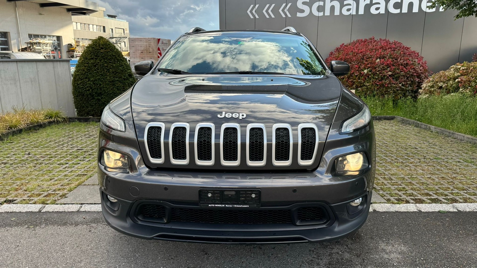 JEEP CHEROKEE-showroom-element-1