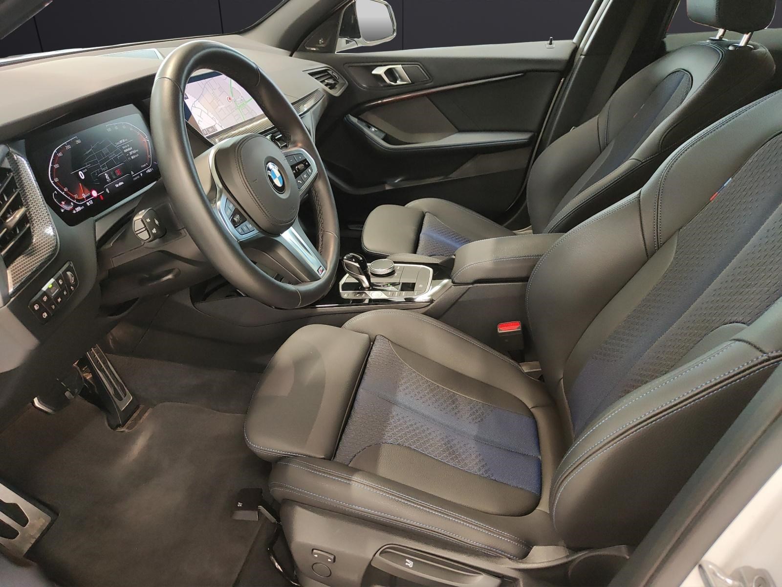BMW 120i-showroom-element-1