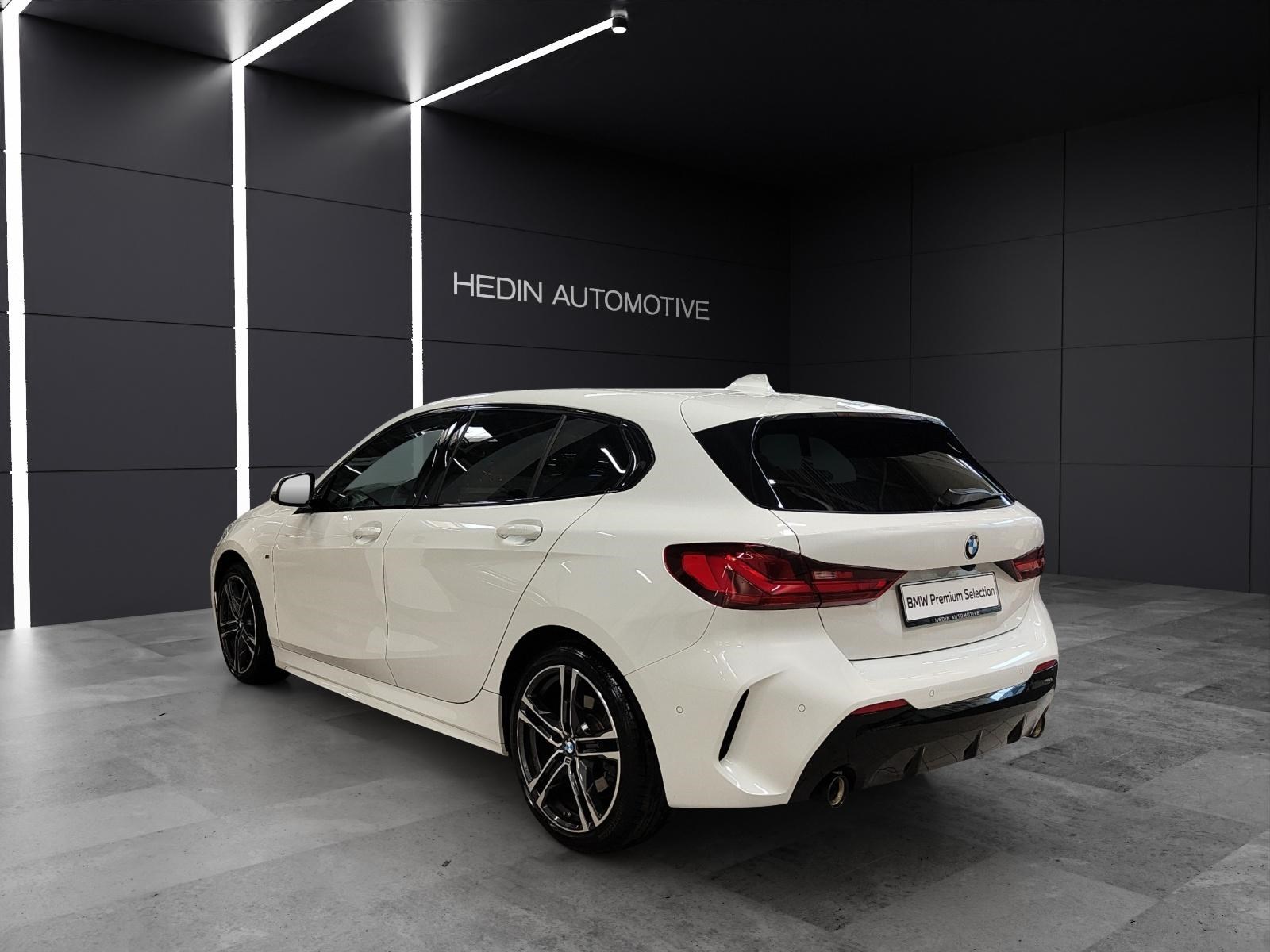 BMW 120i-showroom-element-2