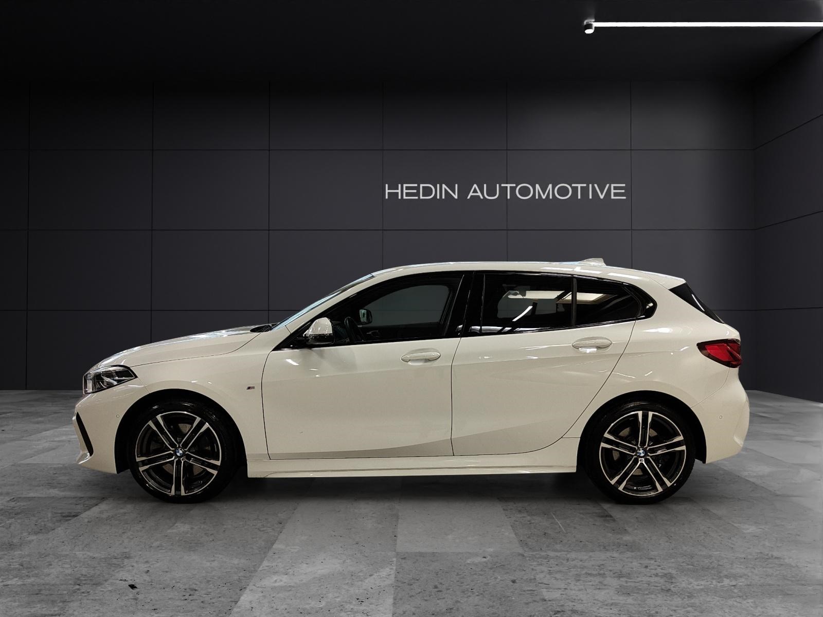 BMW 120i-showroom-element-3