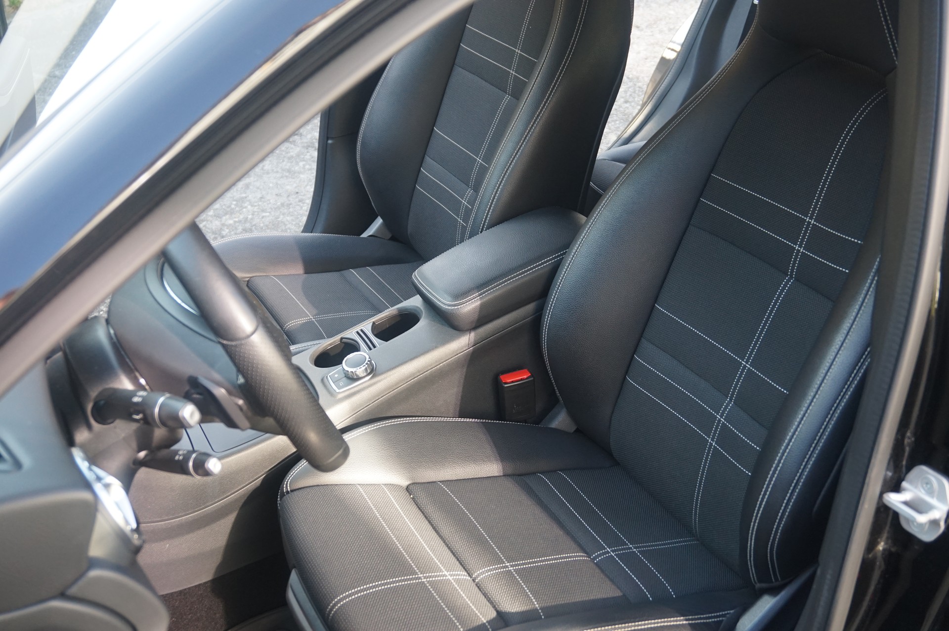 MERCEDES-BENZ GLA 200 Night Star 7G-DCT-image-10