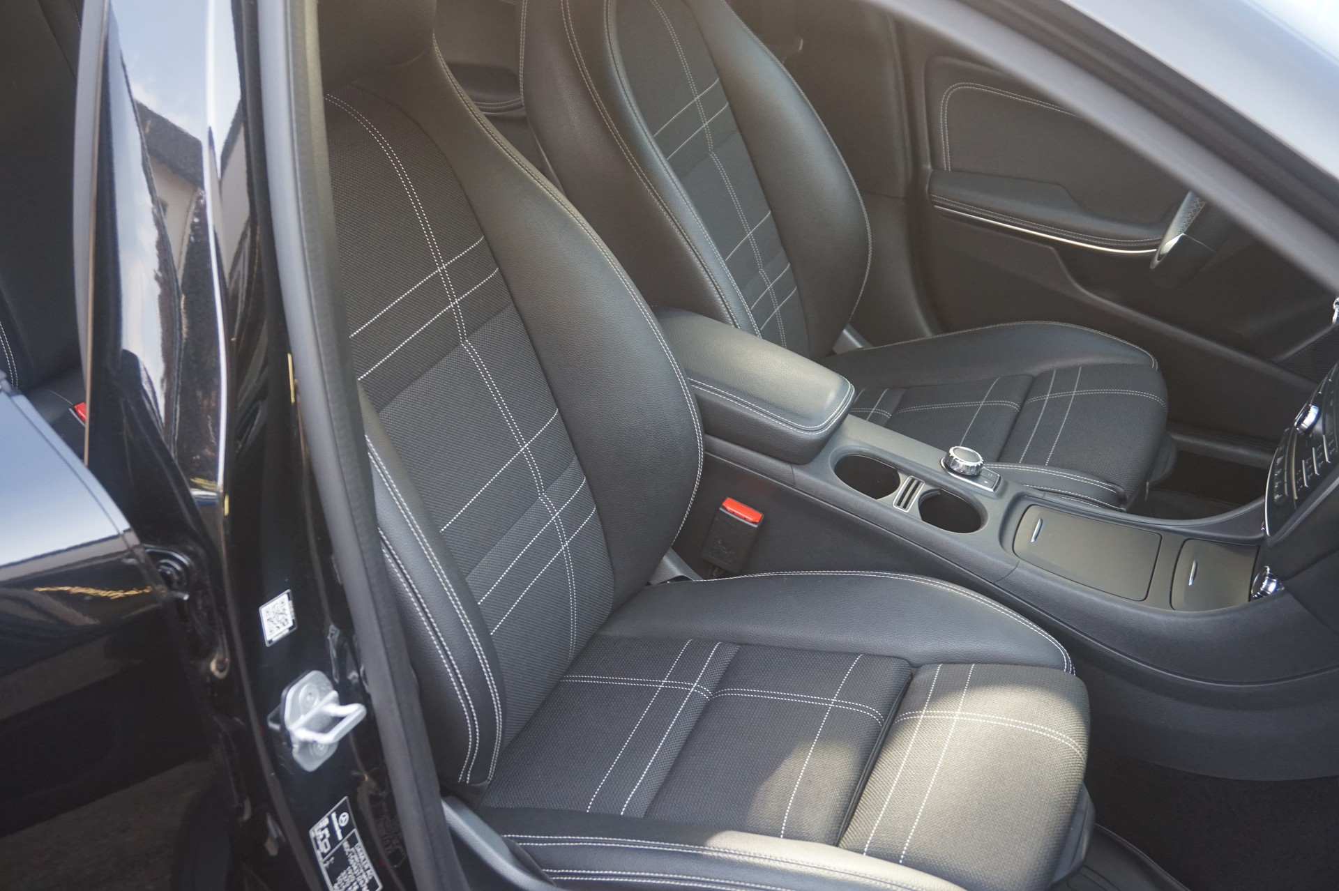 MERCEDES-BENZ GLA 200 Night Star 7G-DCT-image-7