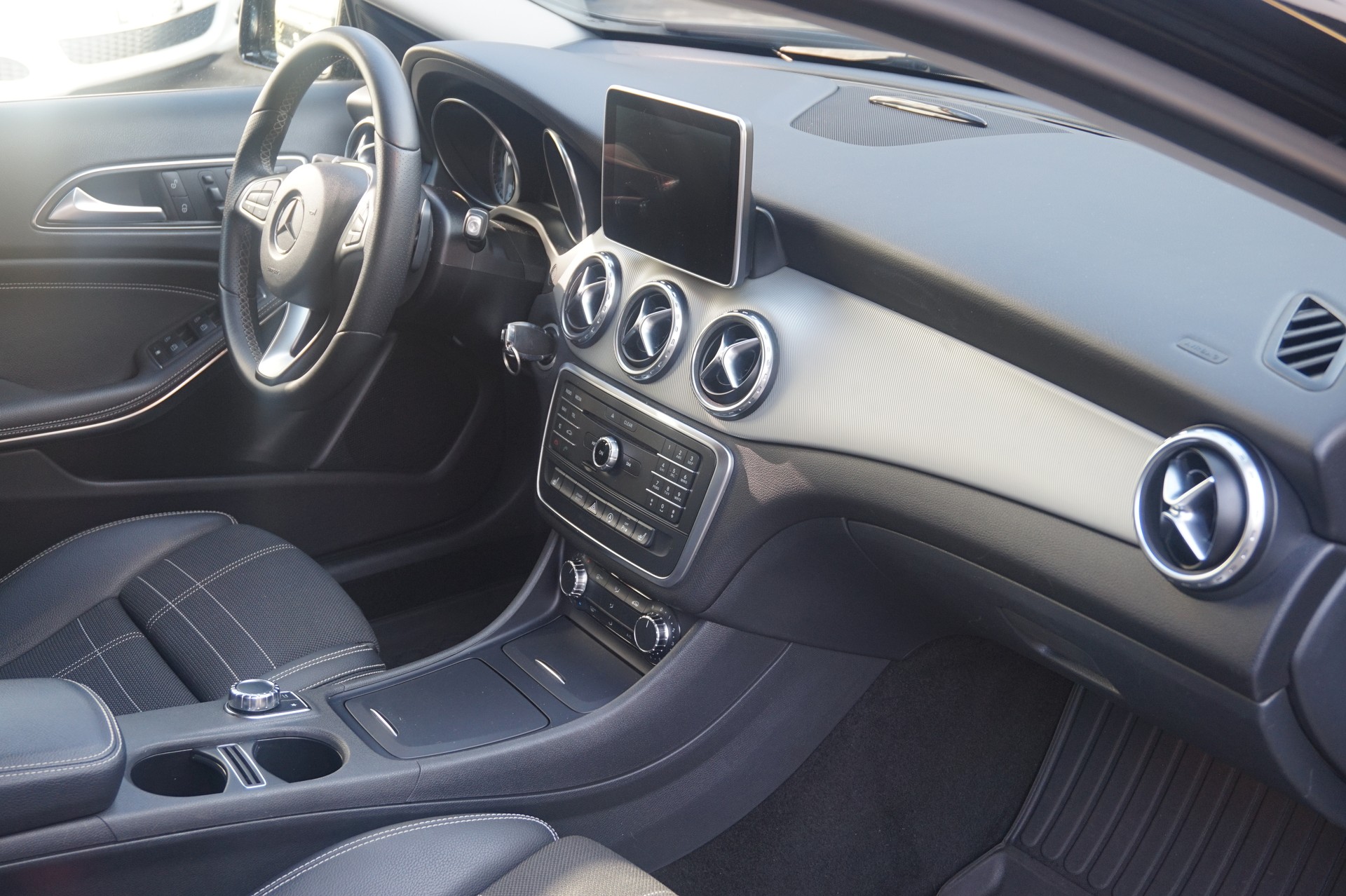 MERCEDES-BENZ GLA 200 Night Star 7G-DCT-image-8