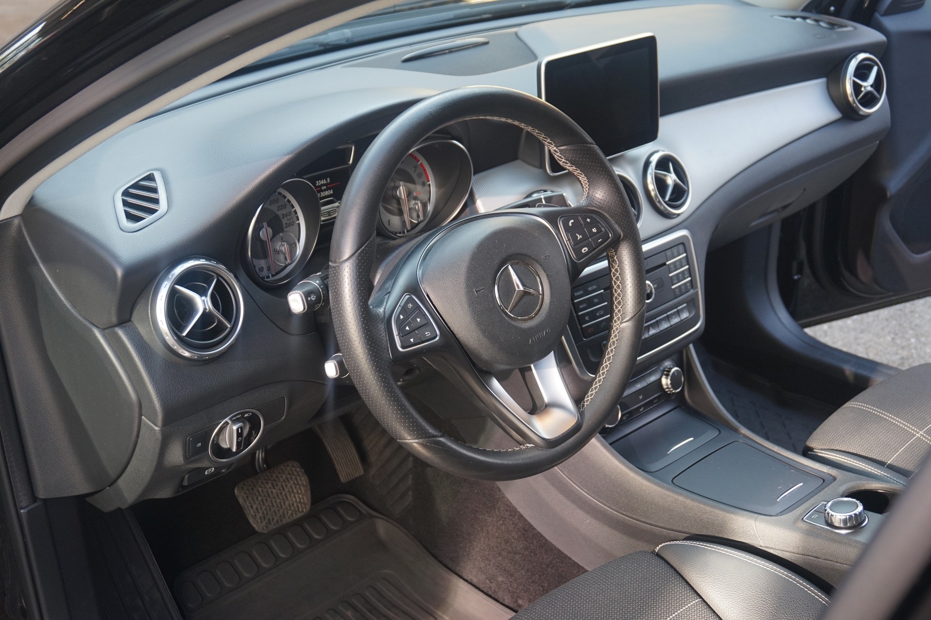 MERCEDES-BENZ GLA 200 Night Star 7G-DCT-image-9