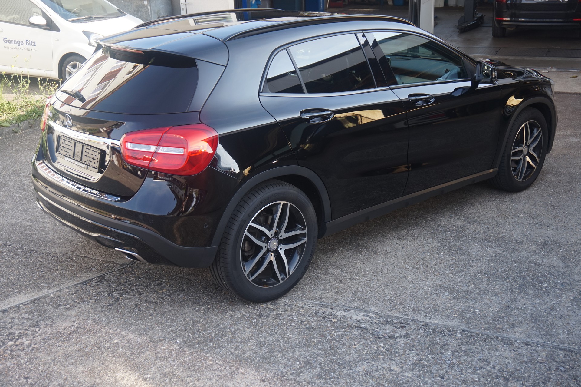 MERCEDES-BENZ GLA 200 Night Star 7G-DCT-image-4