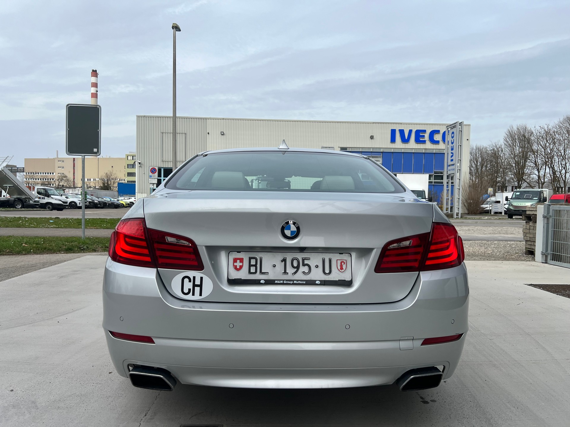 BMW 550i xDrive Steptronic-showroom-element-3