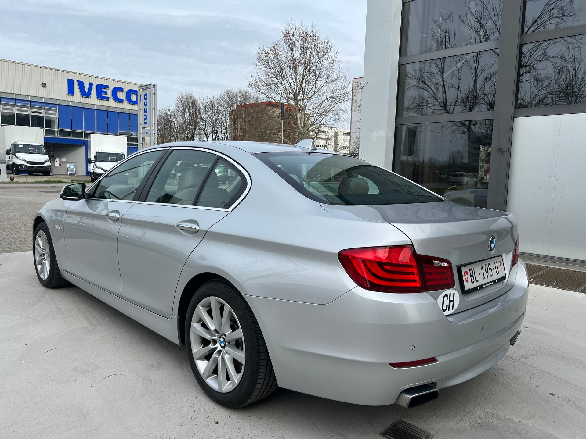 BMW 550i xDrive Steptronic-showroom-element-2