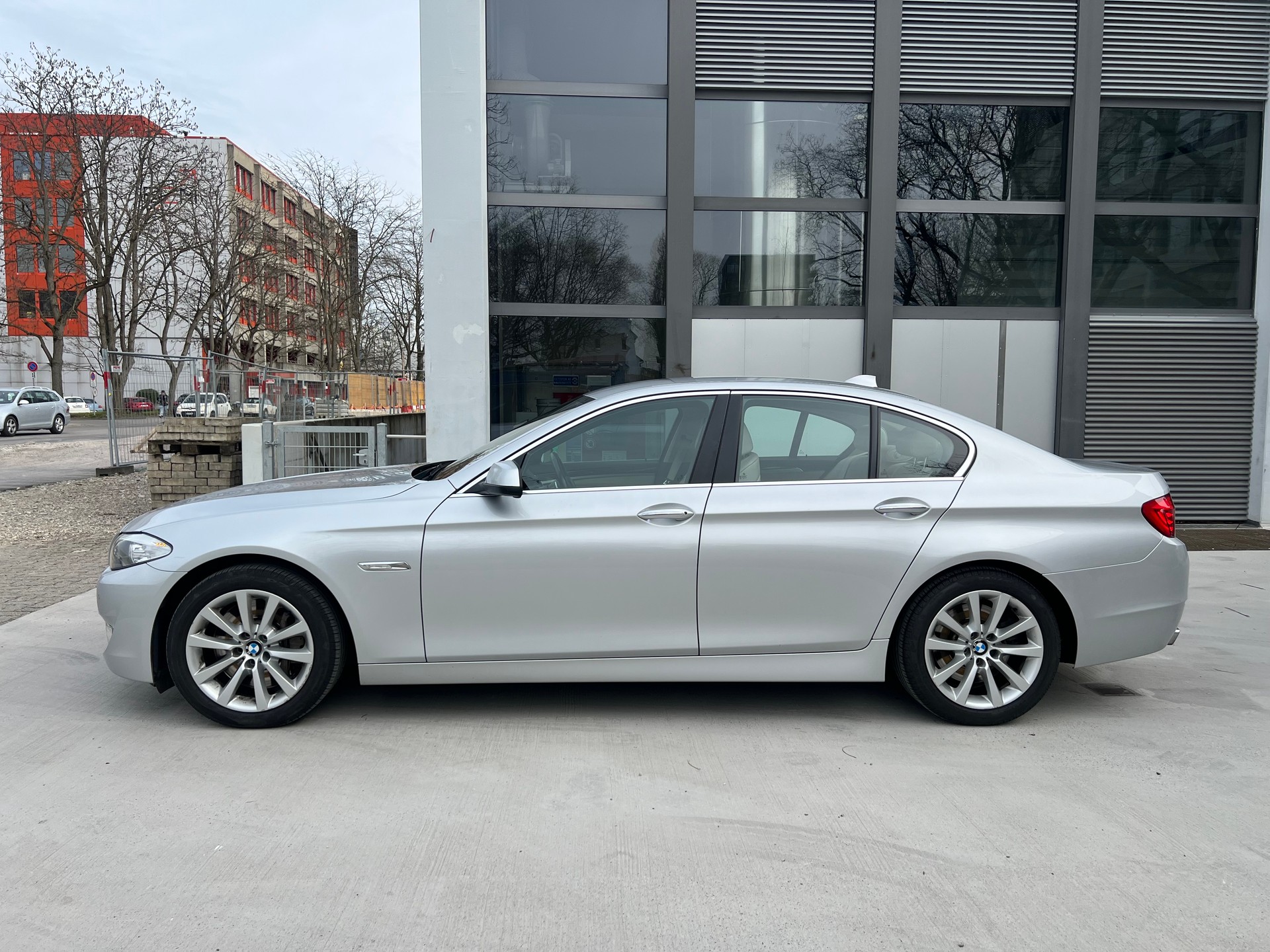 BMW 550i xDrive Steptronic-showroom-element-1