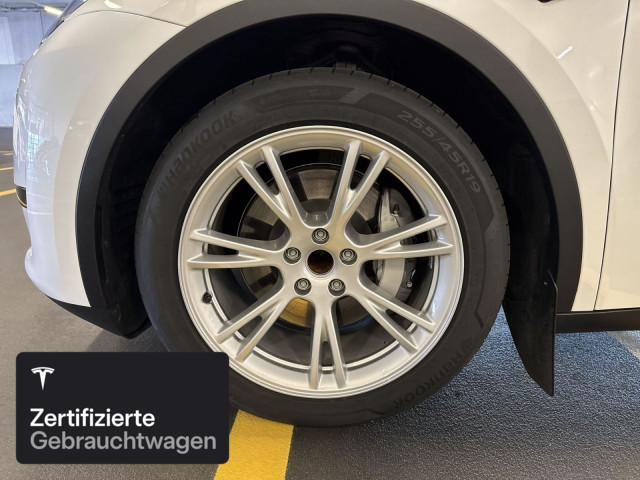 TESLA Model Y Rear-Wheel Drive-showroom-element-3