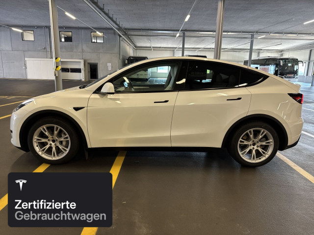 TESLA Model Y Rear-Wheel Drive-showroom-element-2