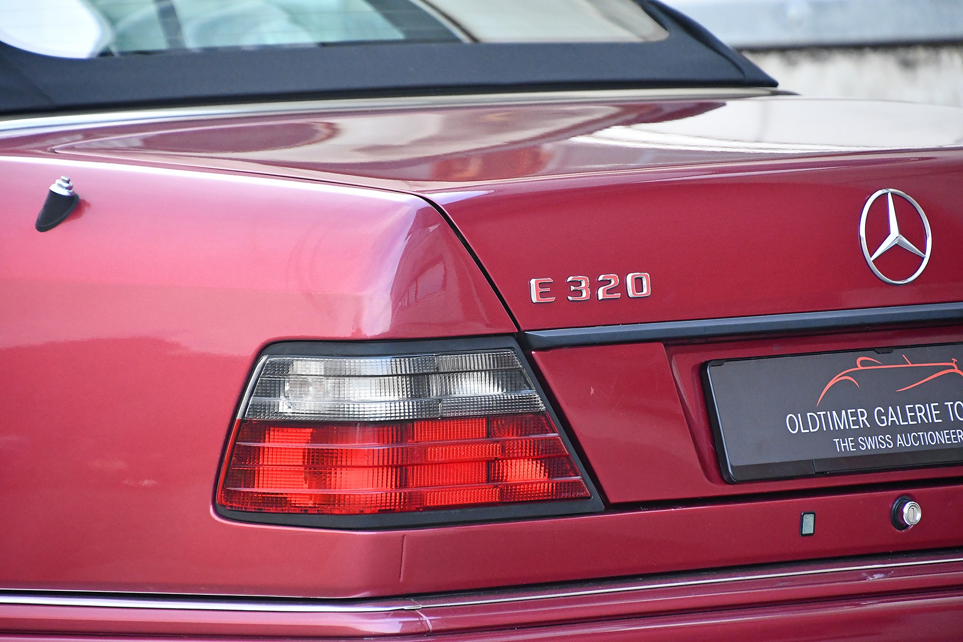 MERCEDES-BENZ E 320 Cabrio-image-12