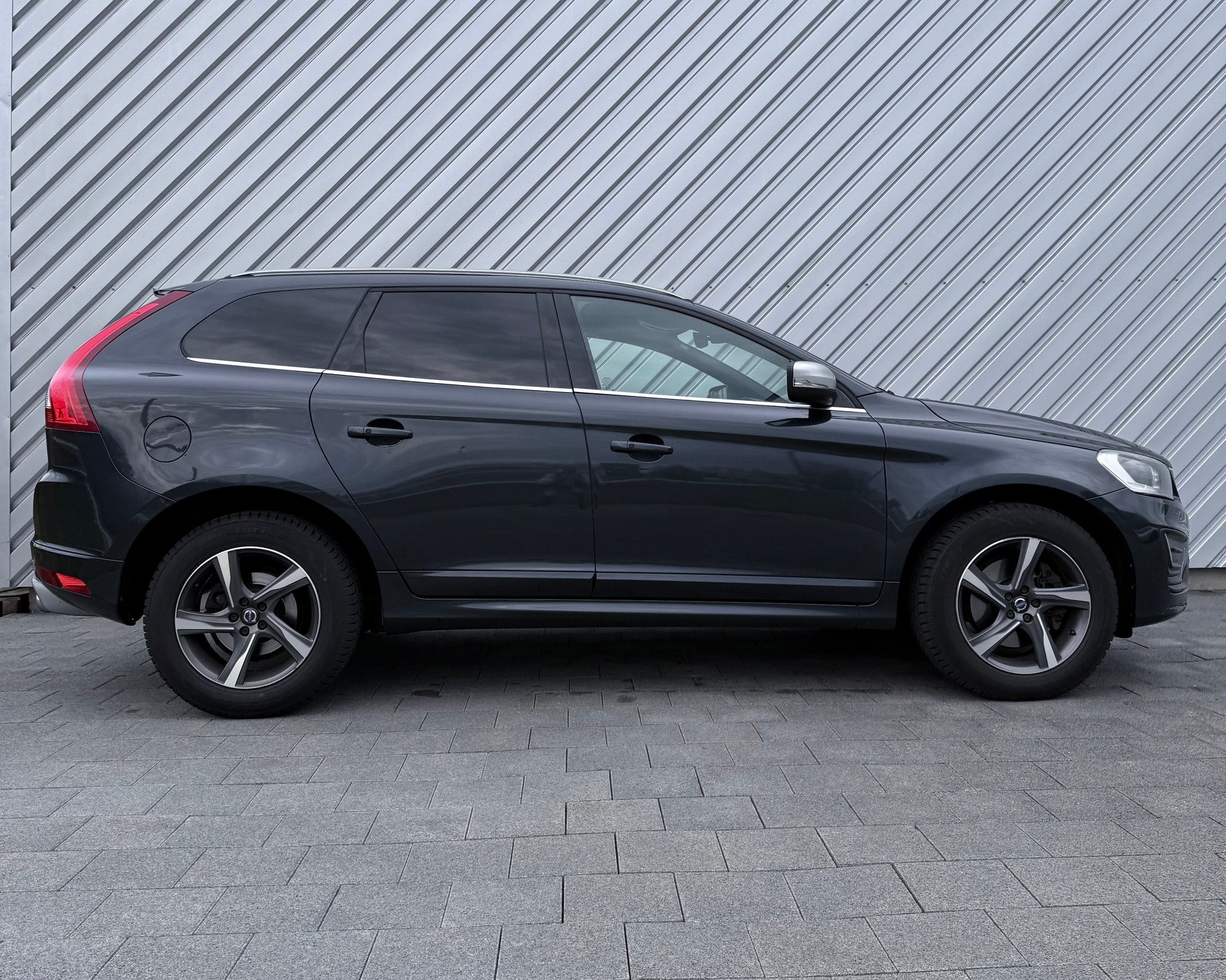 VOLVO XC60 D4 AWD Summum R-Design Geartronic-showroom-element-1