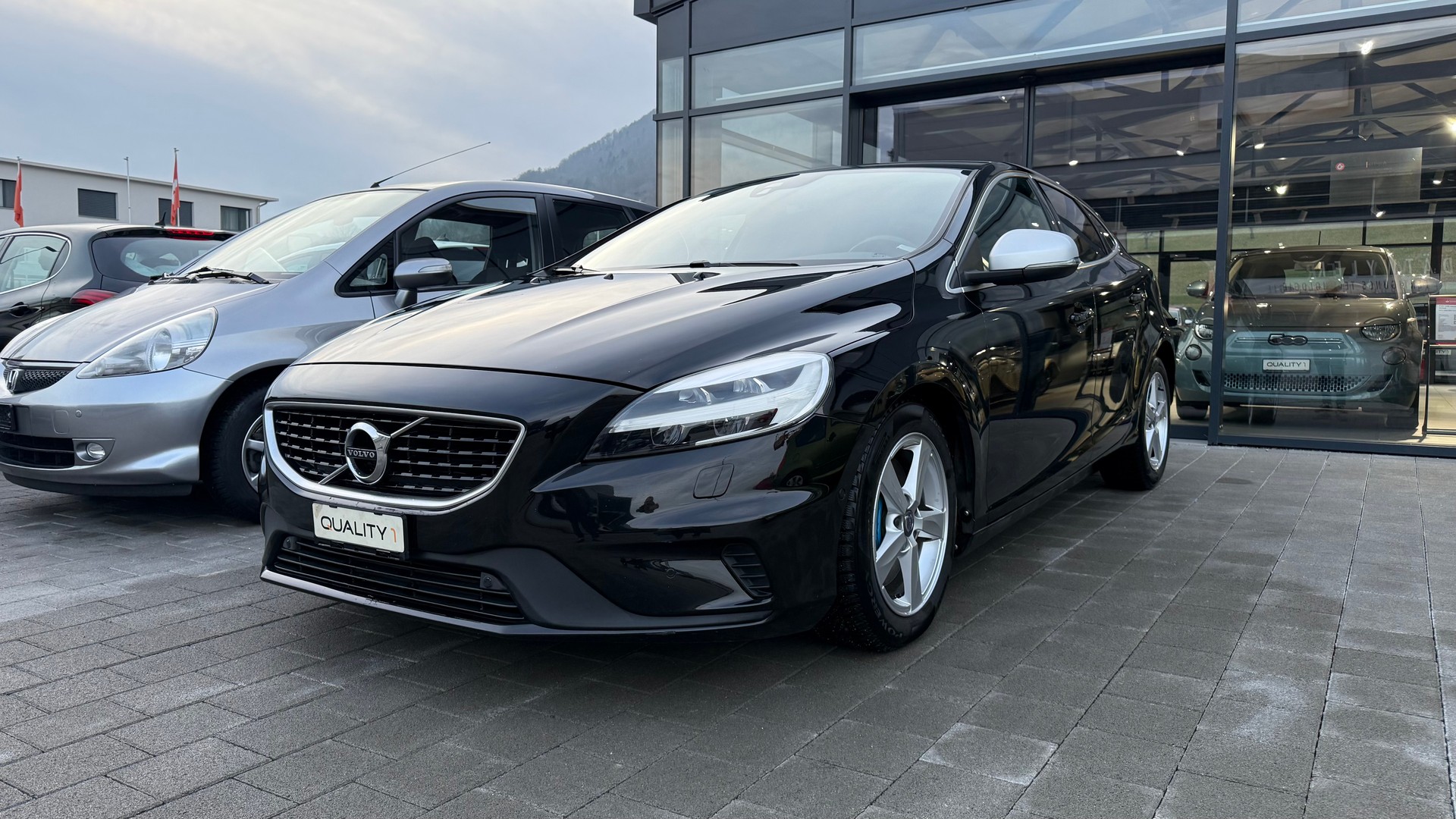 VOLVO V40 D4 Momentum Geartronic-showroom-element-1