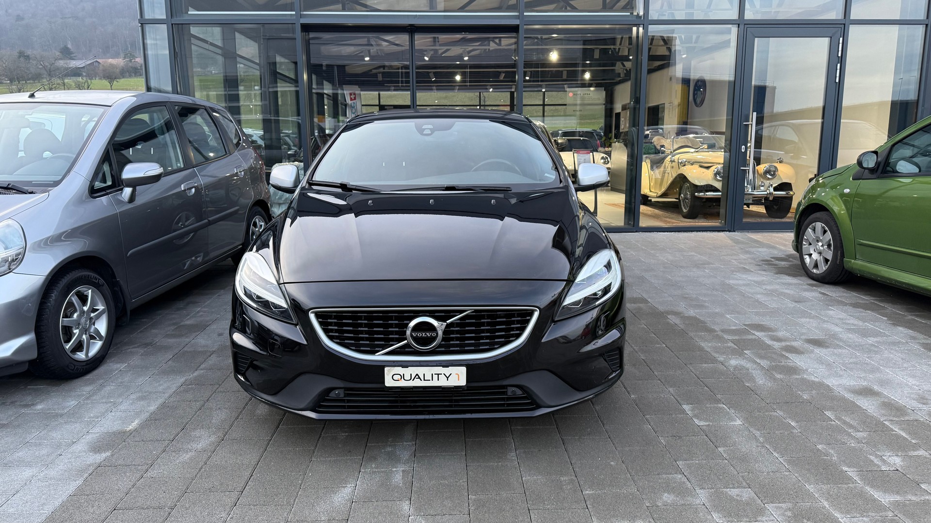 VOLVO V40 D4 Momentum Geartronic-showroom-element-2