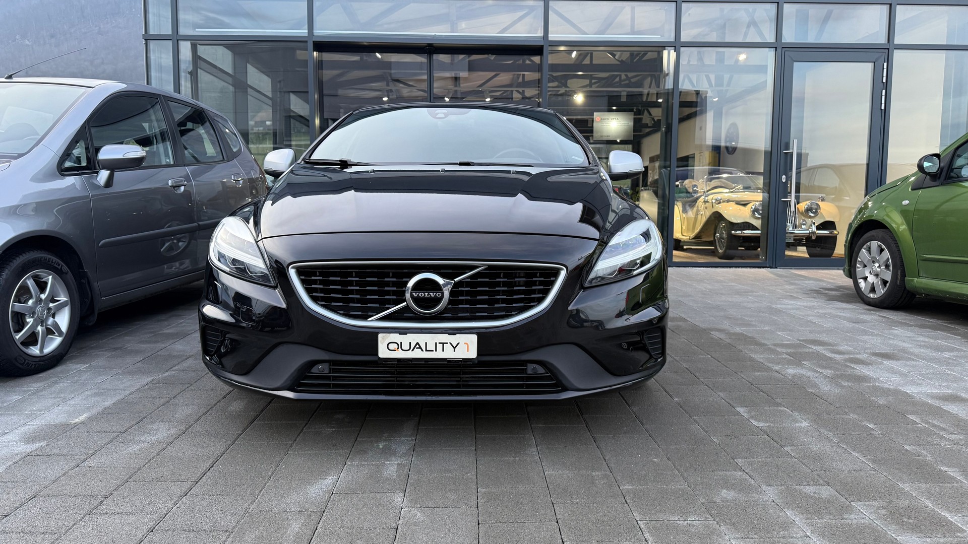 VOLVO V40 D4 Momentum Geartronic-showroom-element-3