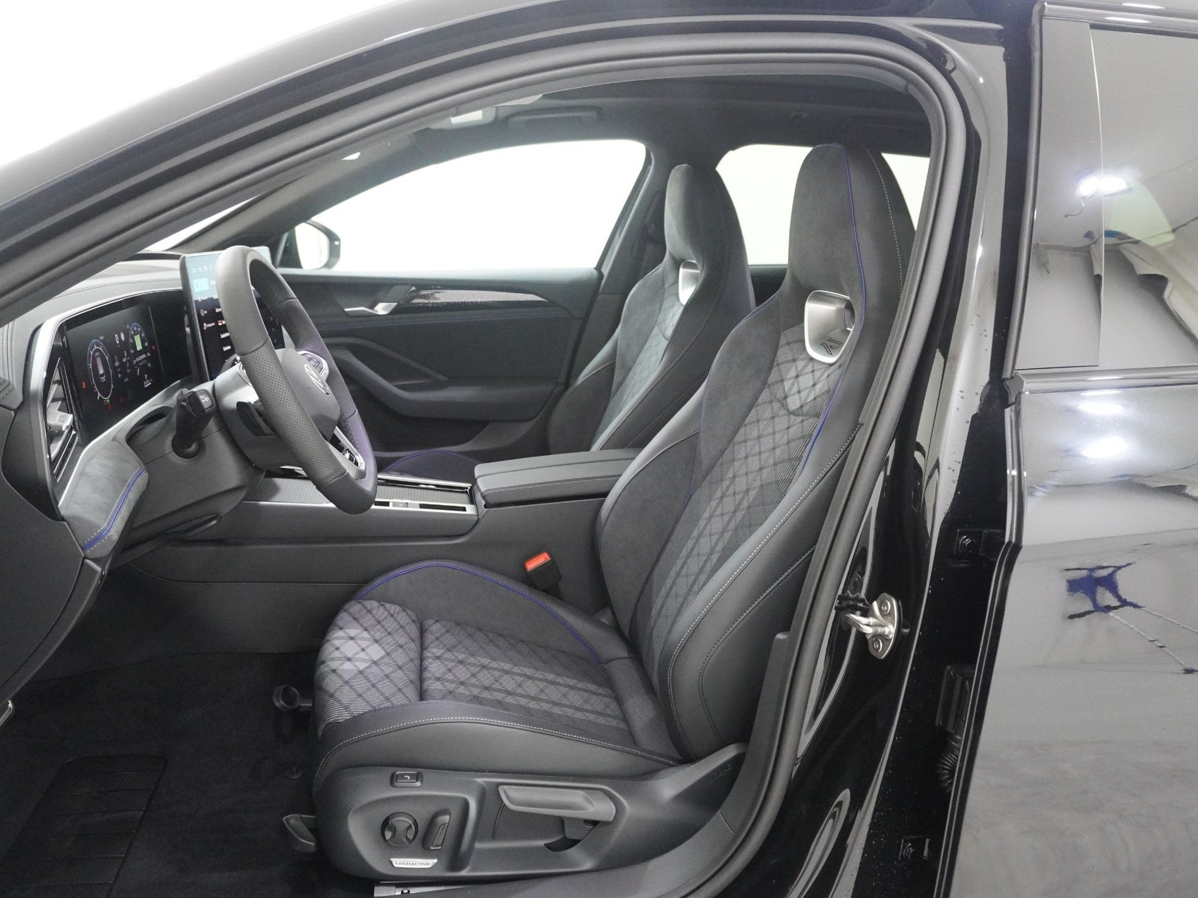 VW PASSAT Variant 2.0 TSI R-Line 4Motion DSG-image-12