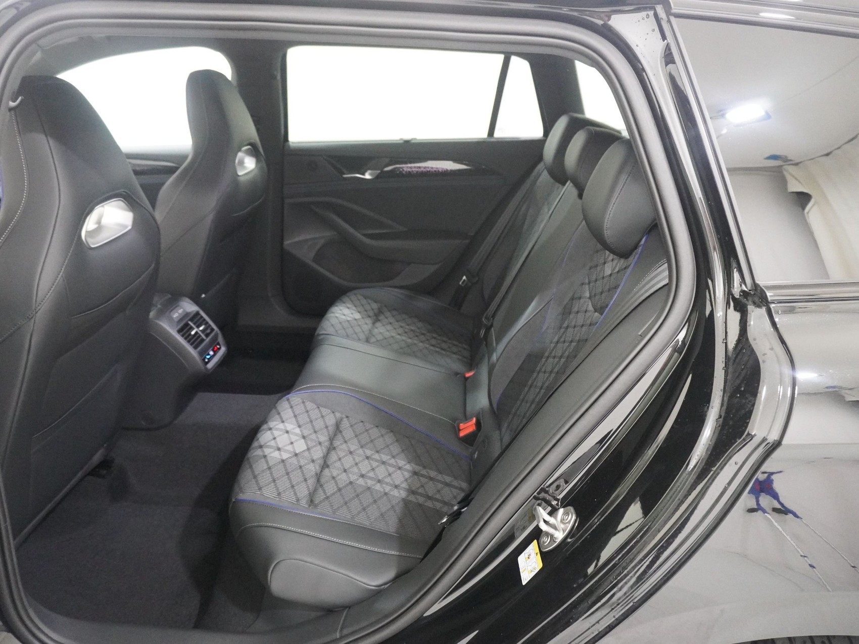VW PASSAT Variant 2.0 TSI R-Line 4Motion DSG-image-14
