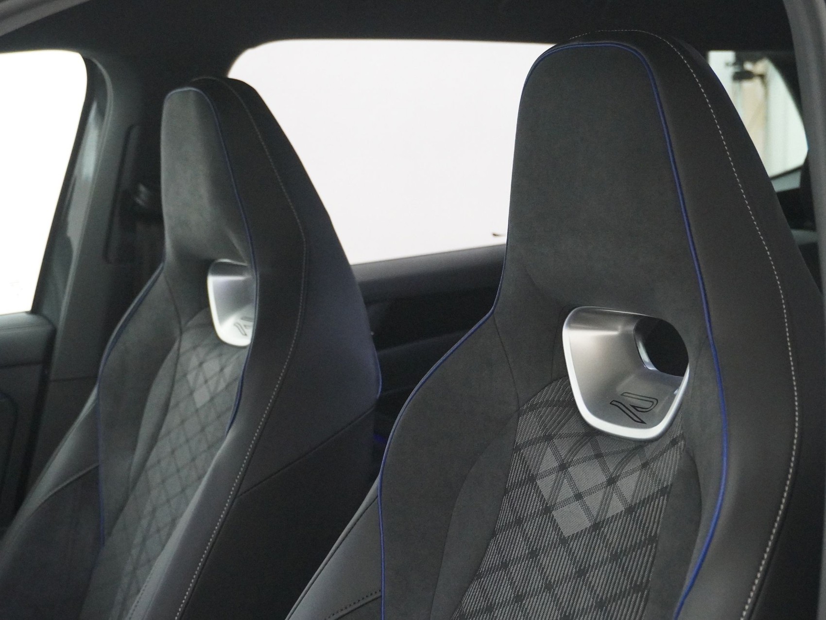 VW PASSAT Variant 2.0 TSI R-Line 4Motion DSG-image-13