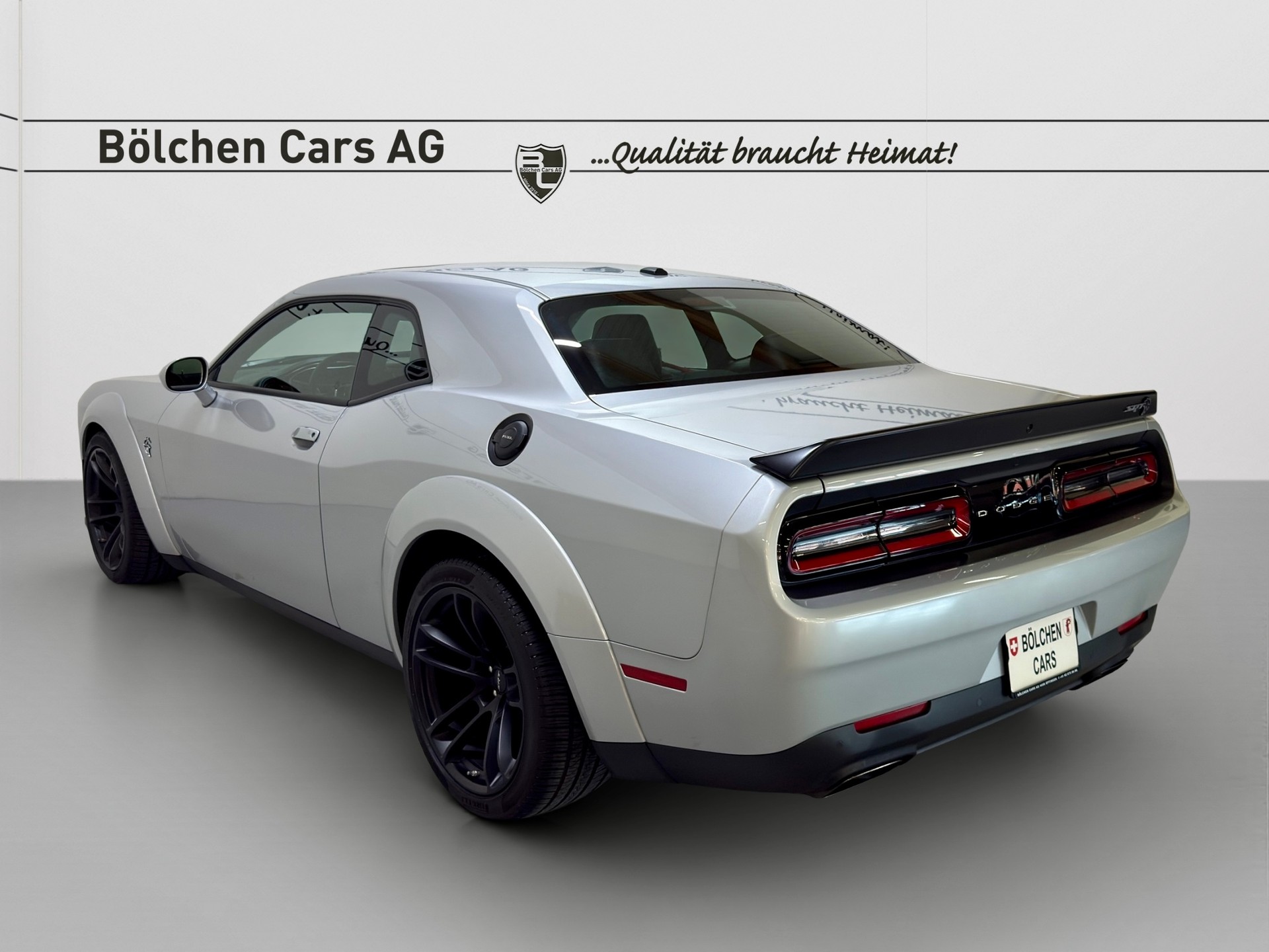 DODGE Challenger SRT Hellcat 6.2 V8 Widebody-showroom-element-3