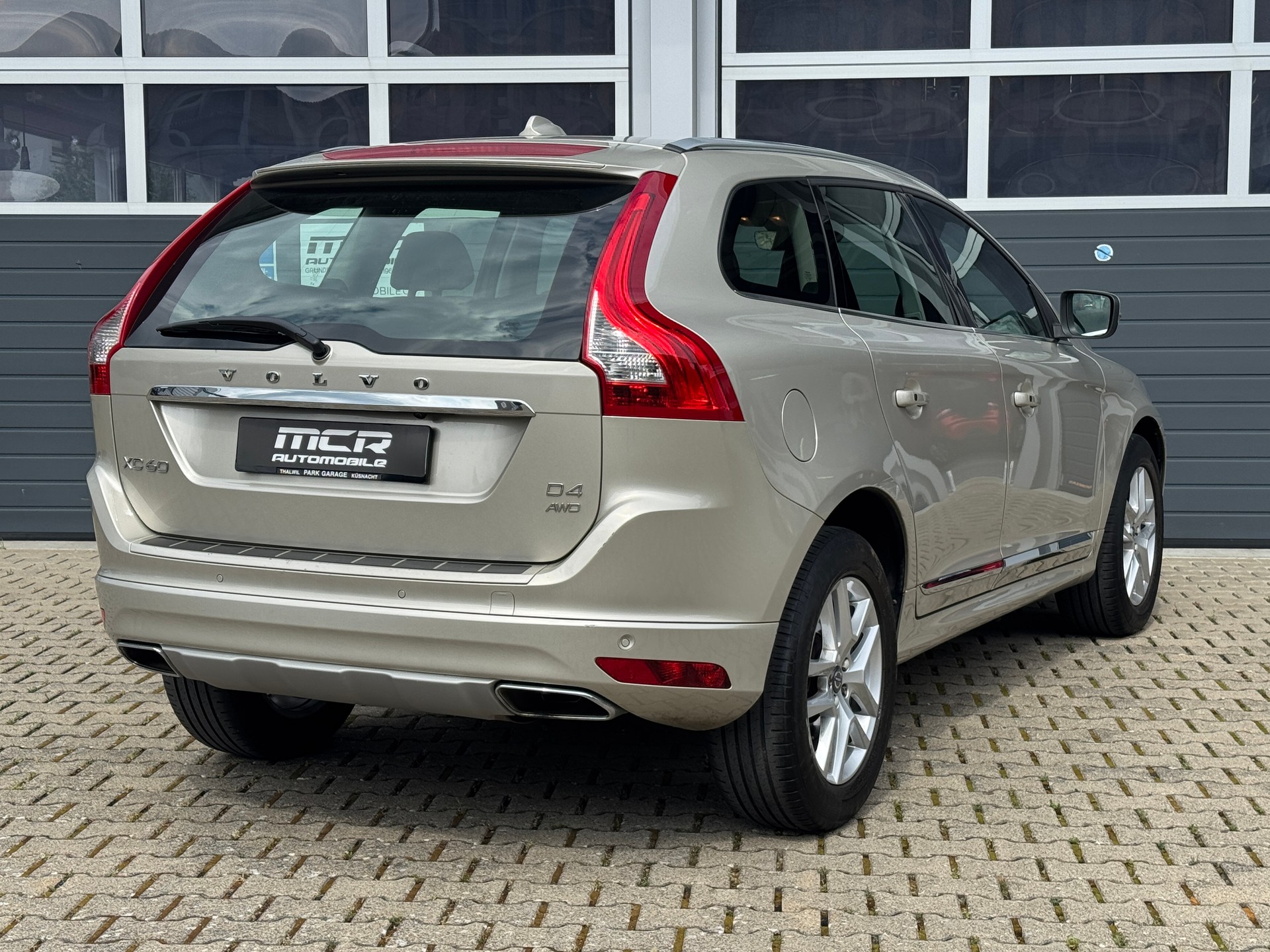 VOLVO XC60 D4 AWD Summum Geartronic-showroom-element-3