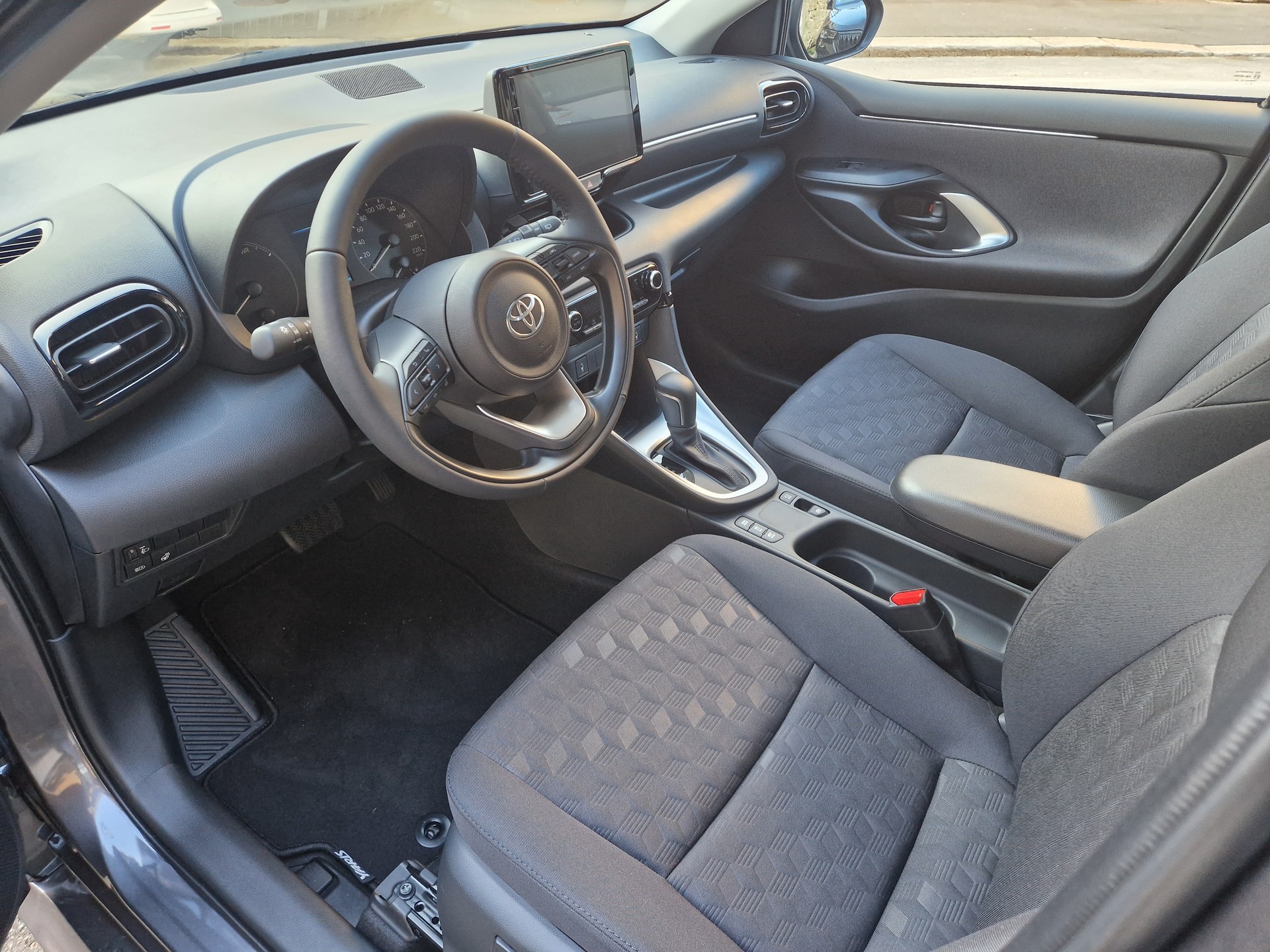 TOYOTA Yaris 1.5 Comfort e-CVT-image-2