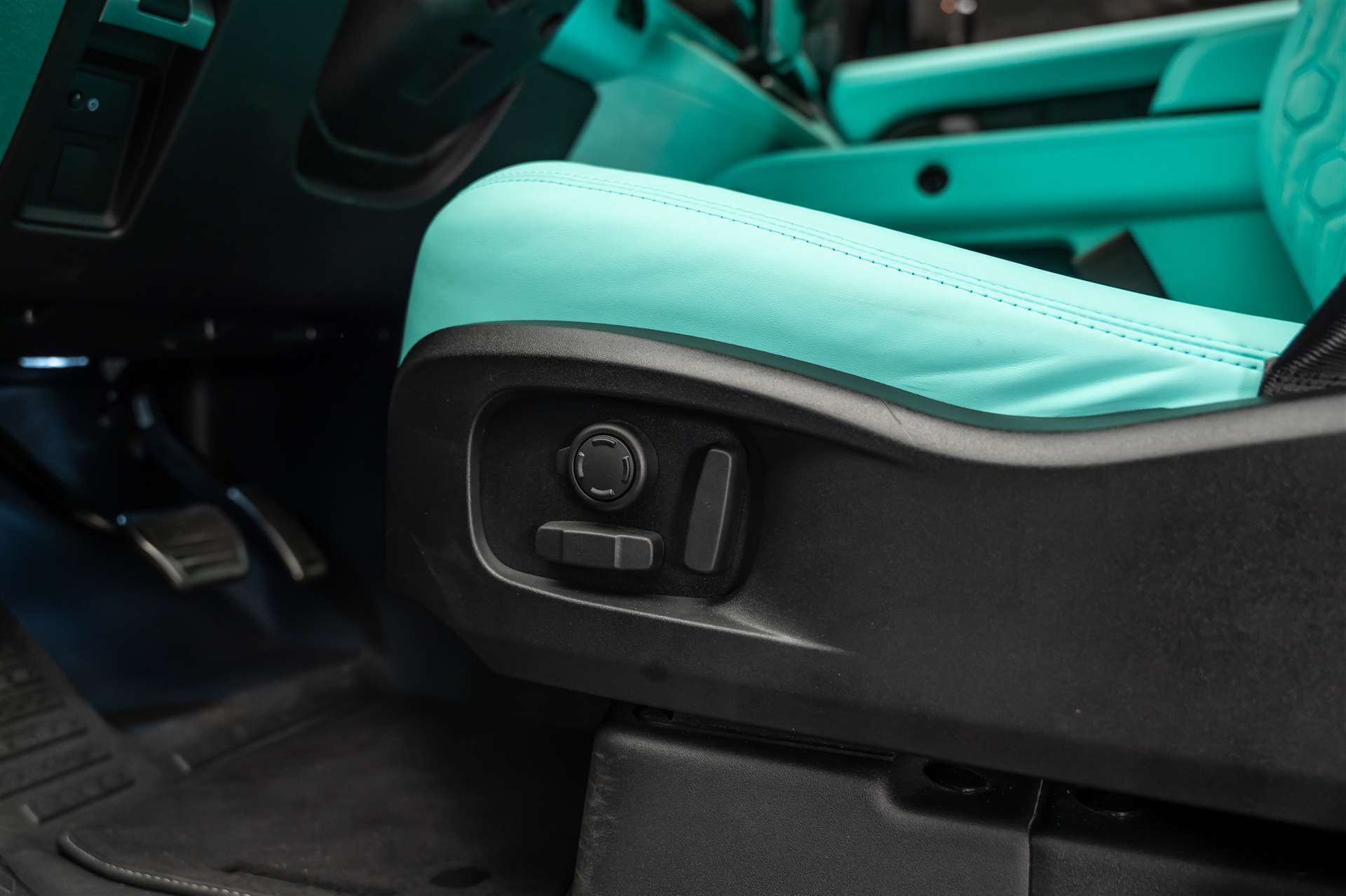 LAND ROVER Defender 110 525 V8 5.0 AT8 *URBAN* Tiffany Edition*-image-21