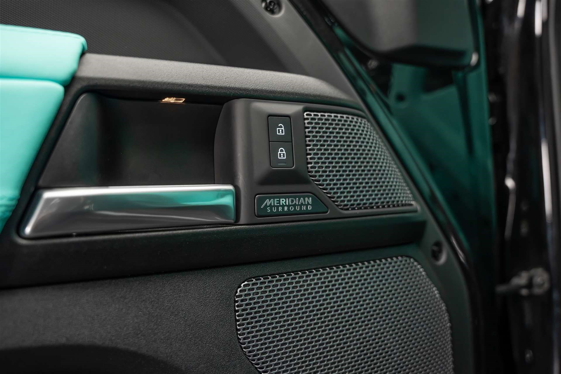 LAND ROVER Defender 110 525 V8 5.0 AT8 *URBAN* Tiffany Edition*-image-22