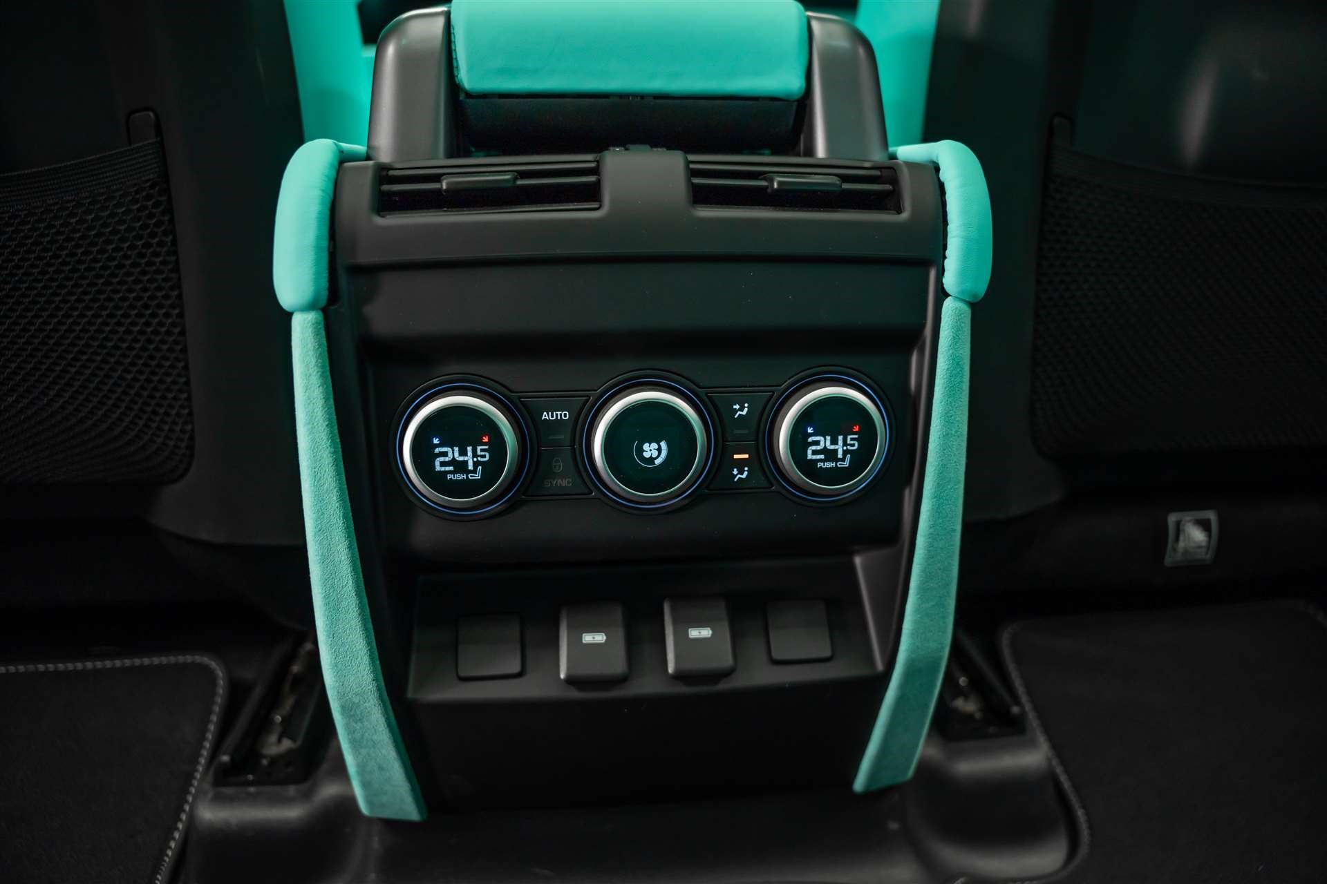 LAND ROVER Defender 110 525 V8 5.0 AT8 *URBAN* Tiffany Edition*-image-24