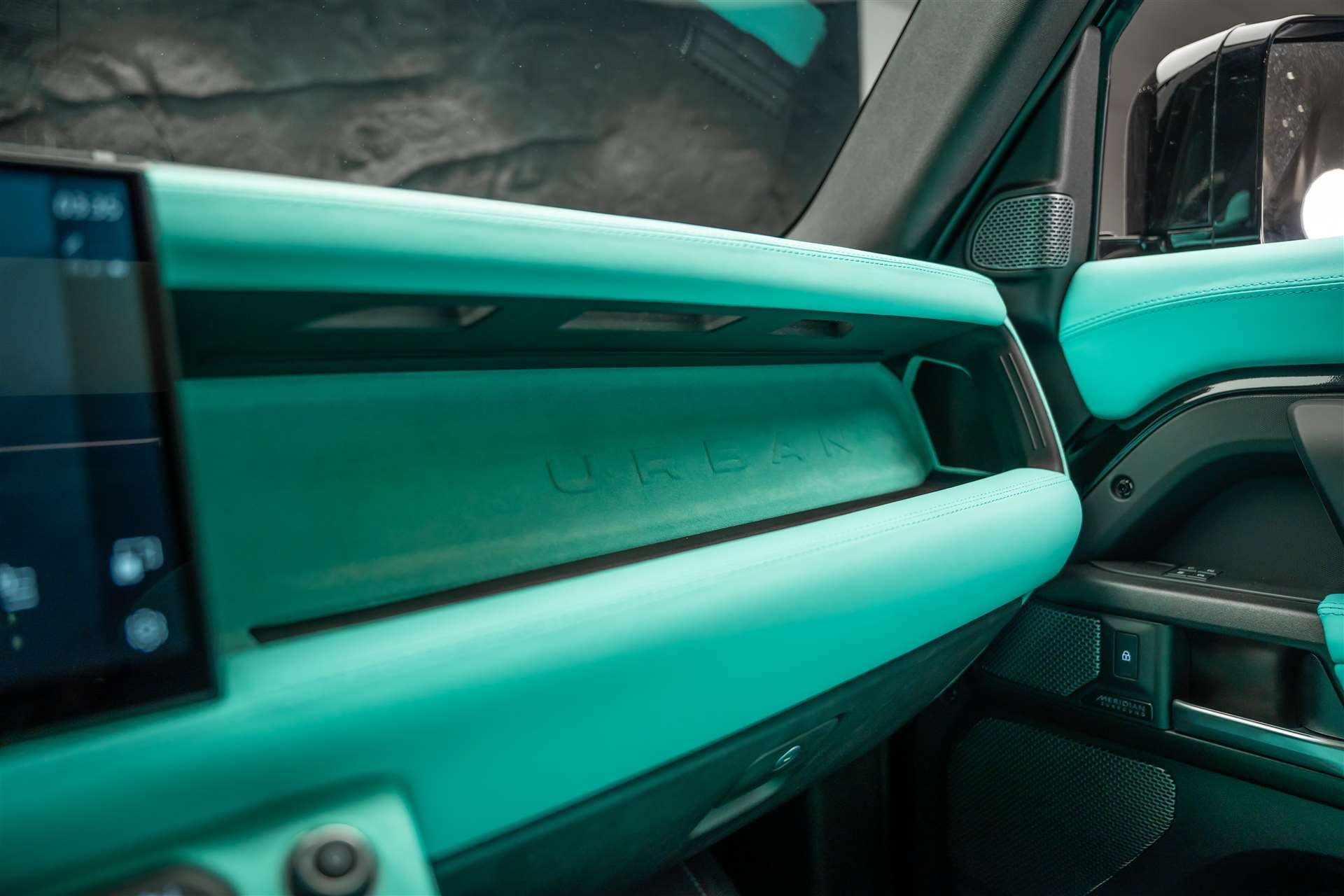LAND ROVER Defender 110 525 V8 5.0 AT8 *URBAN* Tiffany Edition*-image-28