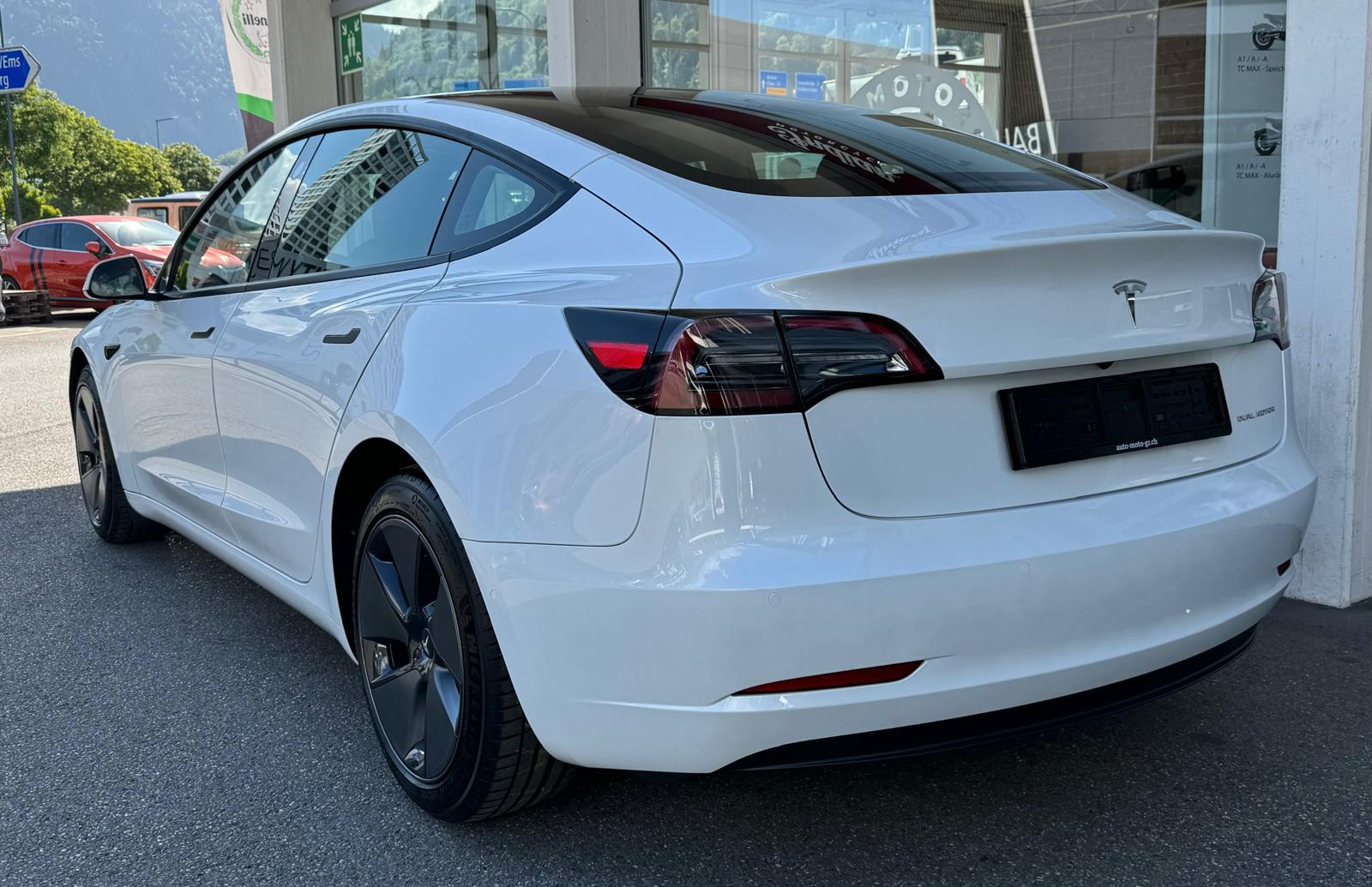 TESLA Model 3 Long Range Dual Motor AWD-showroom-element-3