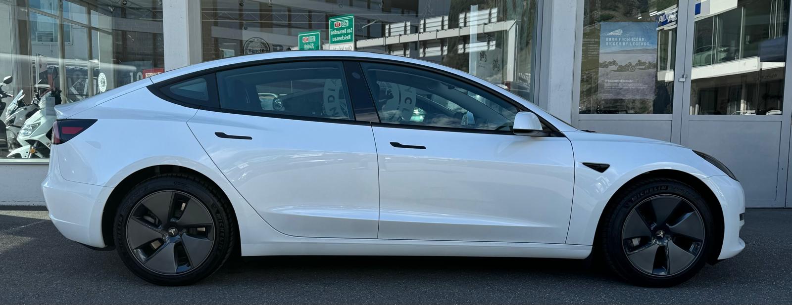 TESLA Model 3 Long Range Dual Motor AWD-showroom-element-1