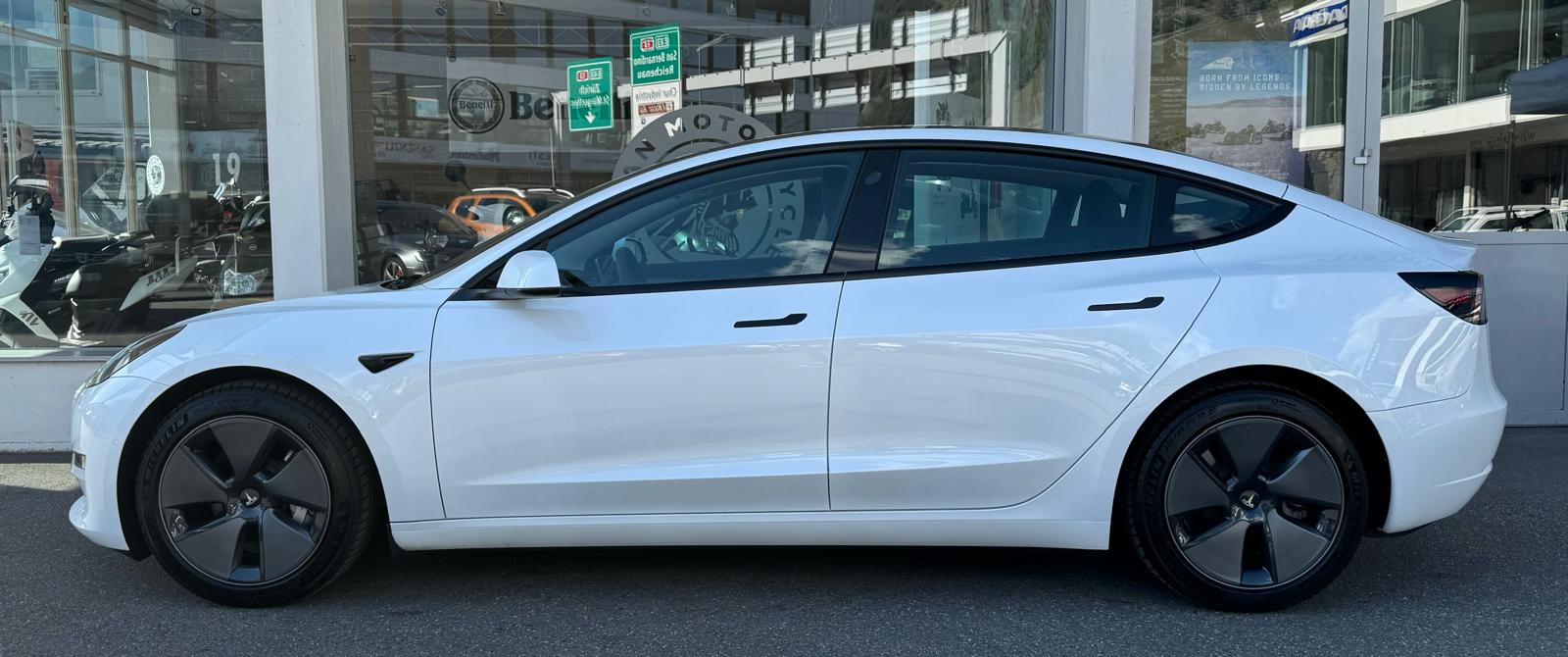 TESLA Model 3 Long Range Dual Motor AWD-showroom-element-2