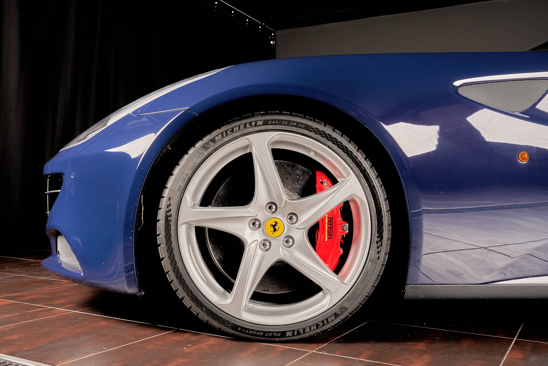 FERRARI FF-showroom-element-1