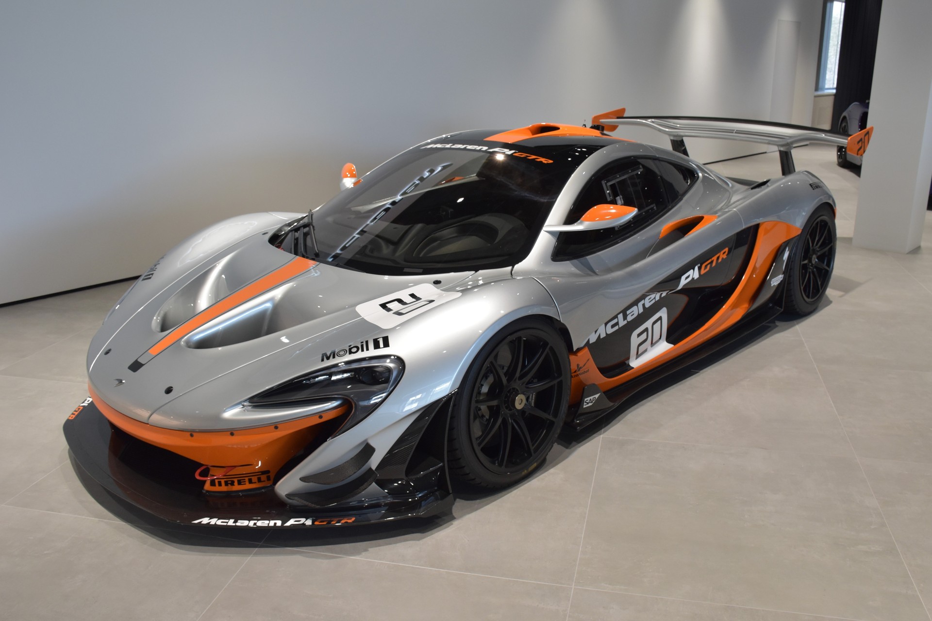 McLAREN P1™ GTR-showroom-element-1