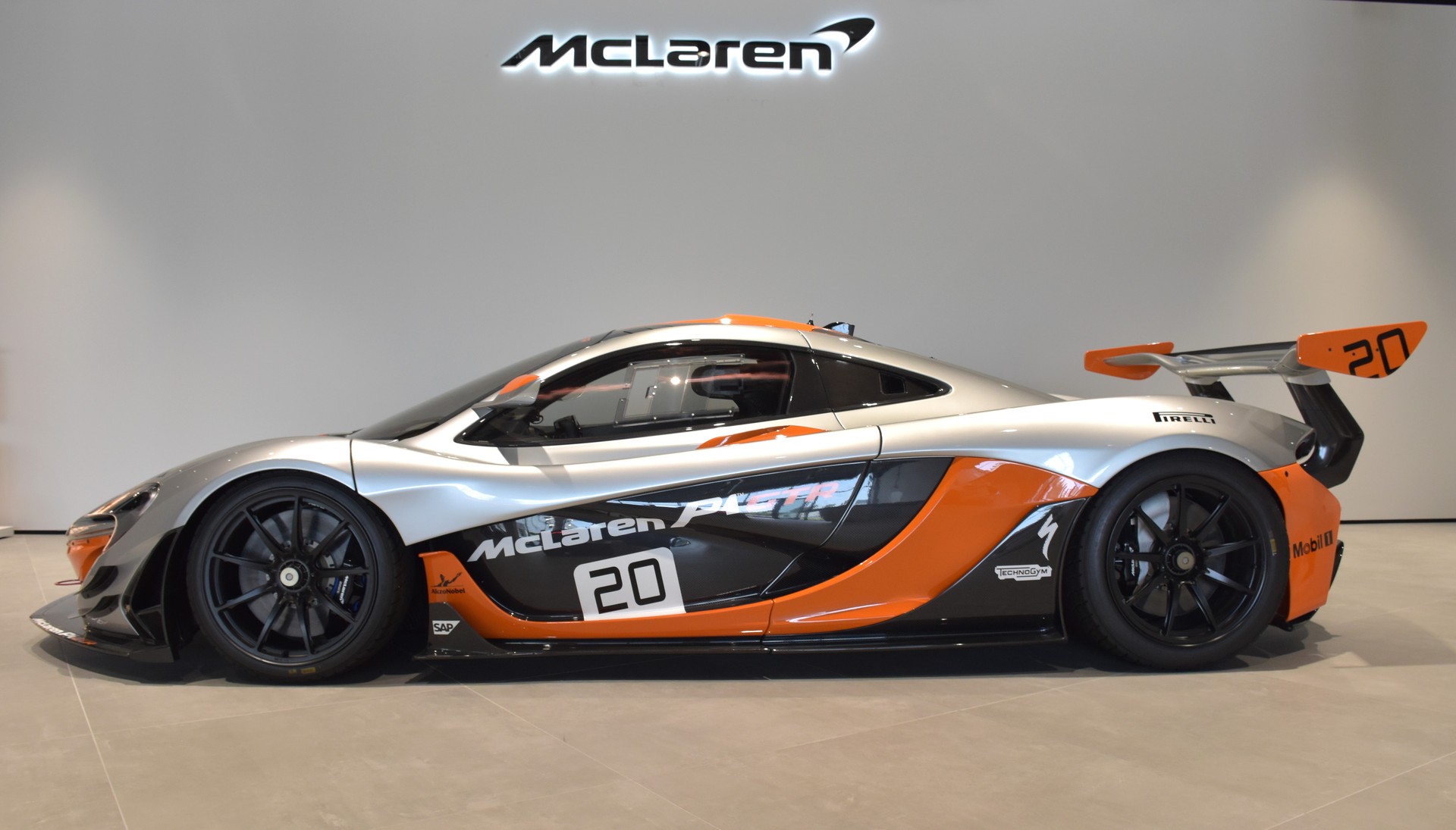 McLAREN P1™ GTR-showroom-element-3