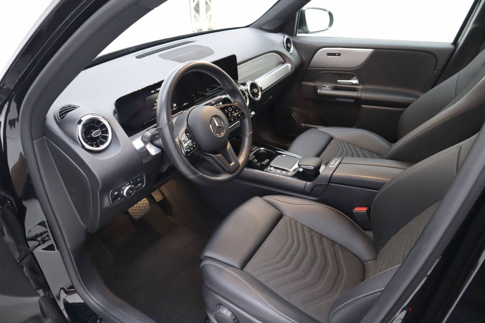 MERCEDES-BENZ GLB 200 Style-image-4