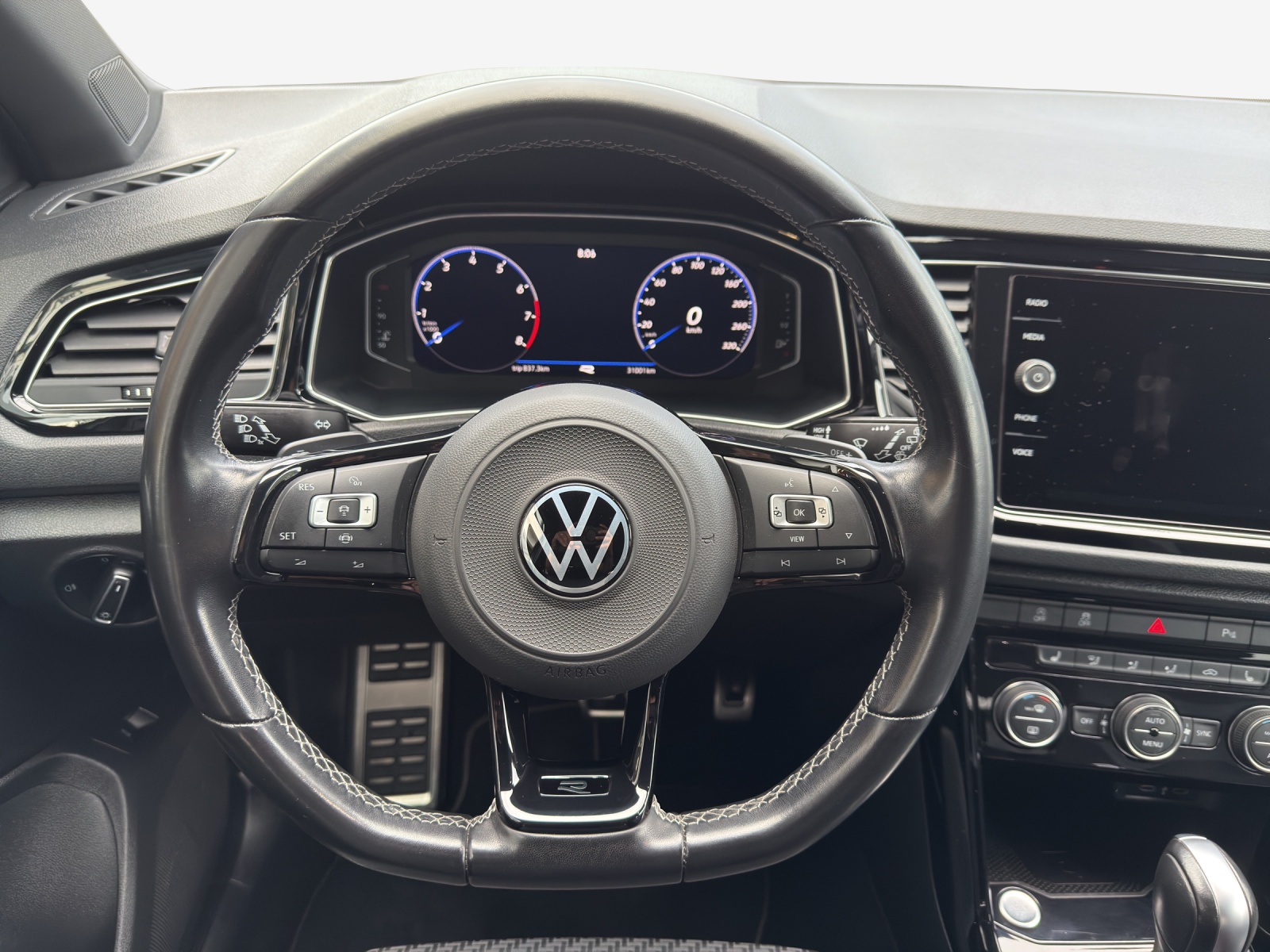 VW T-Roc 2.0 TSI R DSG 4Motion-image-9