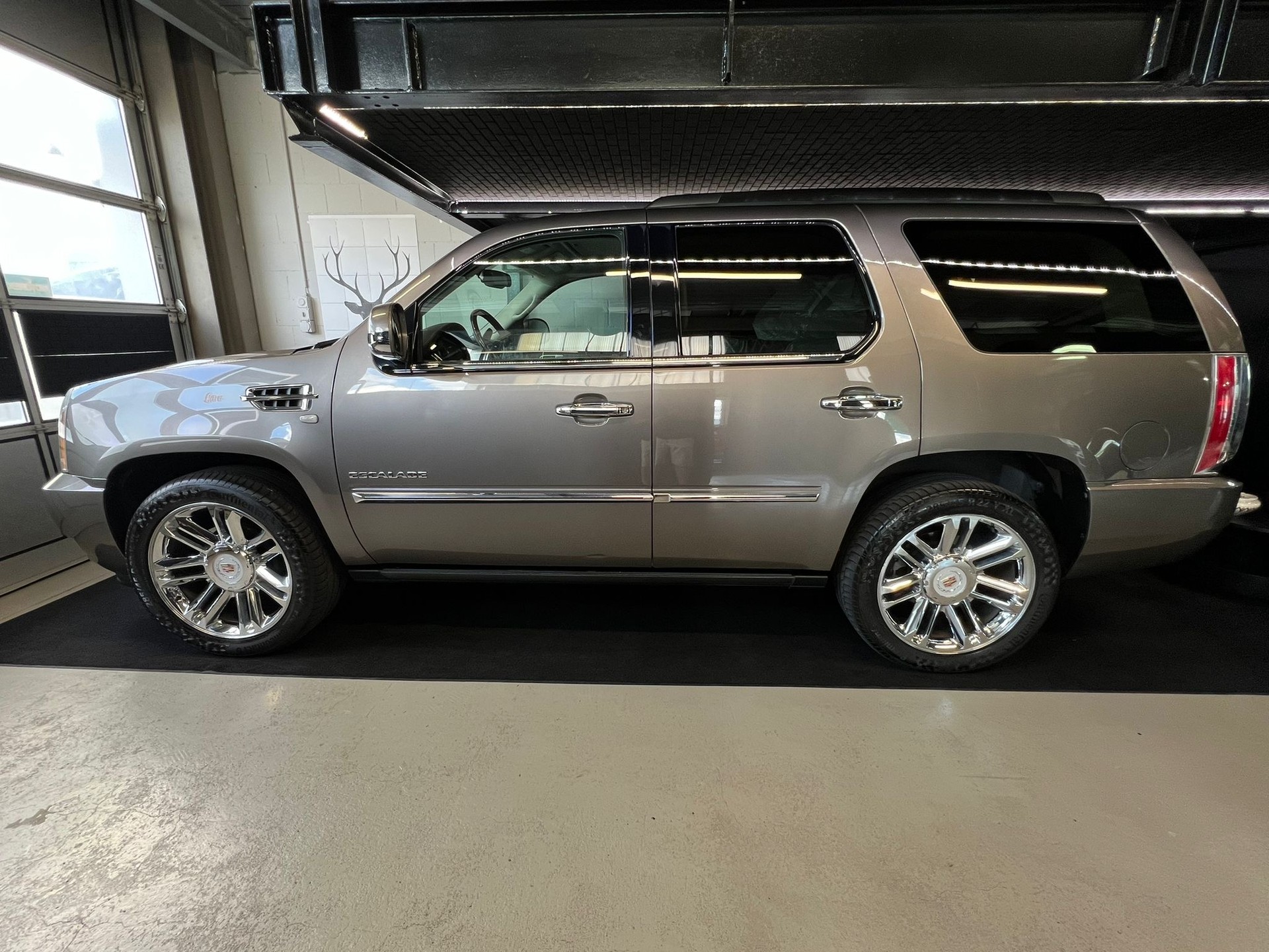 CADILLAC Escalade 6.2 Platinum Edition-showroom-element-2